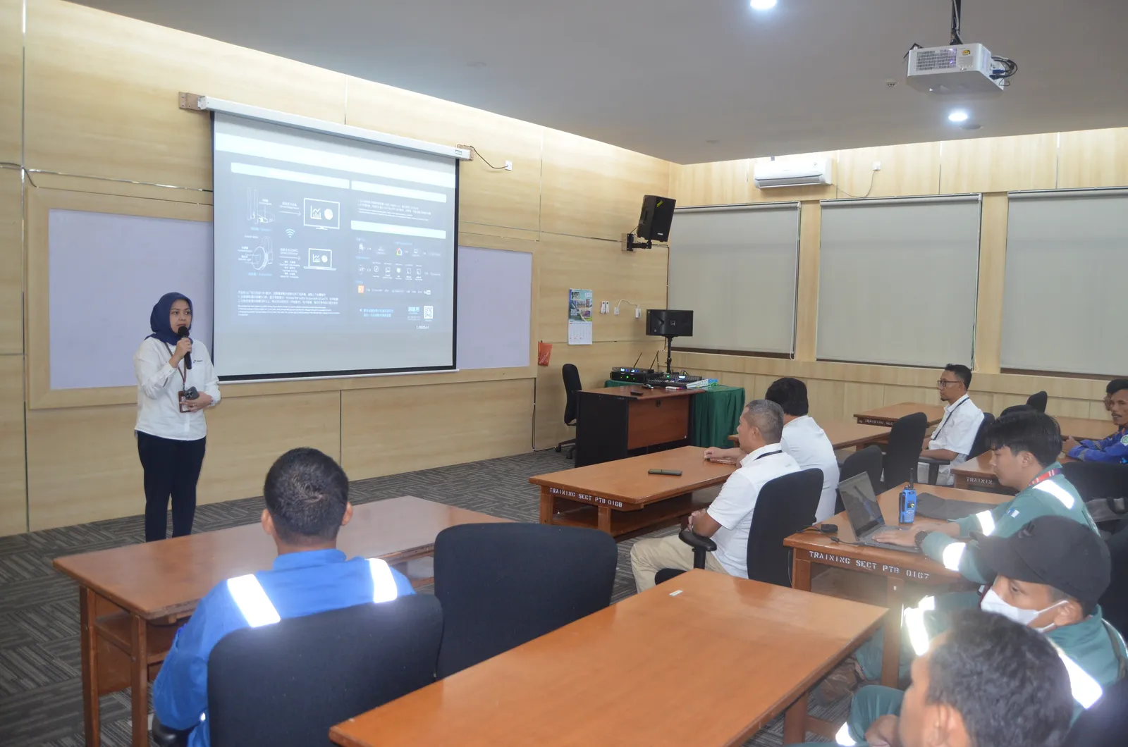 Penyampaian presentasi standar operasional dan manajemen K3 oleh instruktur (Dokumentasi 1) - Profesi Safety Engineer Energi Terbarukan PLTS