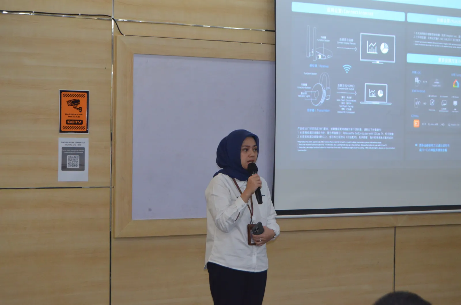 Penyampaian presentasi standar operasional dan manajemen K3 oleh instruktur (Dokumentasi 2) - Profesi Ahli K3 Maritim & Pelabuhan