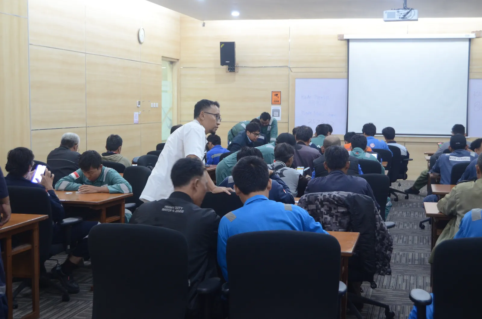Peserta mengerjakan evaluasi ujian tertulis pembinaan regulasi keselamatan kerja (Dokumentasi 10) - Profesi Pengawas Geoteknik Kestabilan Lereng