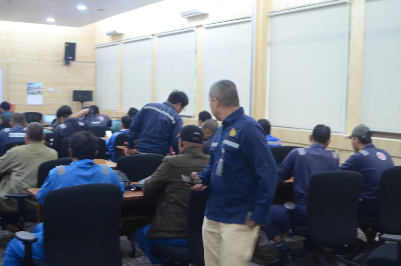 Peserta mengerjakan evaluasi ujian tertulis pembinaan regulasi keselamatan kerja (Dokumentasi 11) - Profesi Pengawas K3 Alat Berat Haul Truck