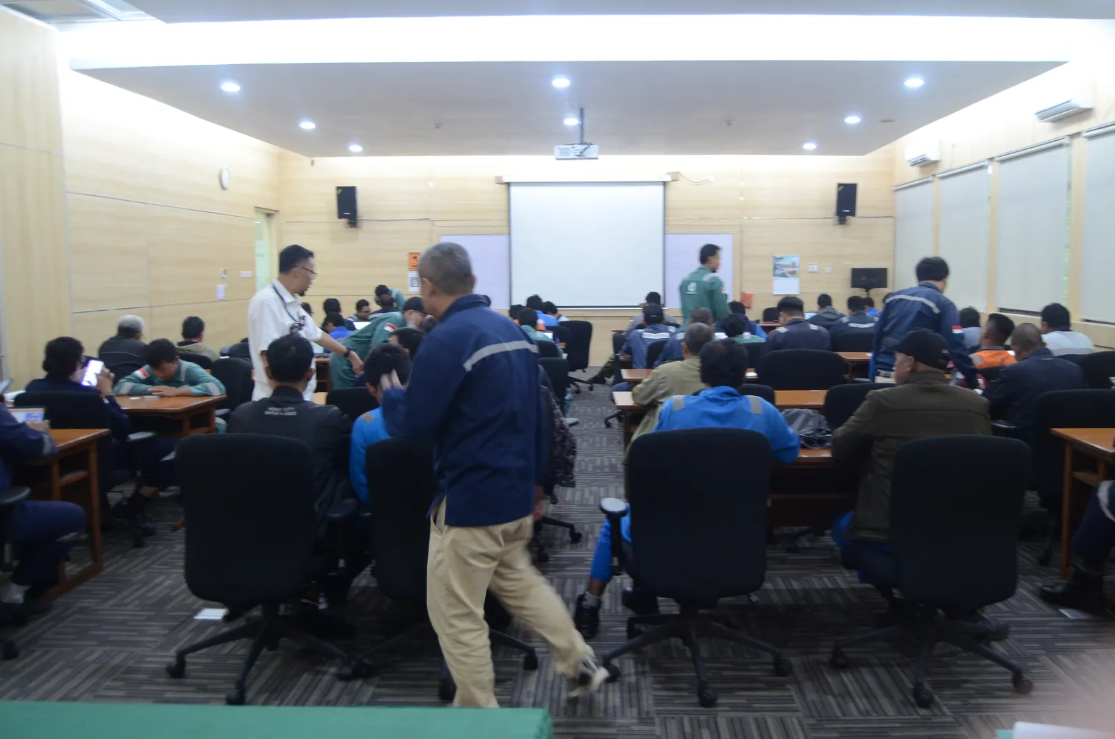Peserta mengerjakan evaluasi ujian tertulis pembinaan regulasi keselamatan kerja (Dokumentasi 12) - Profesi Pengawas K3 Pelabuhan Khusus Tambang