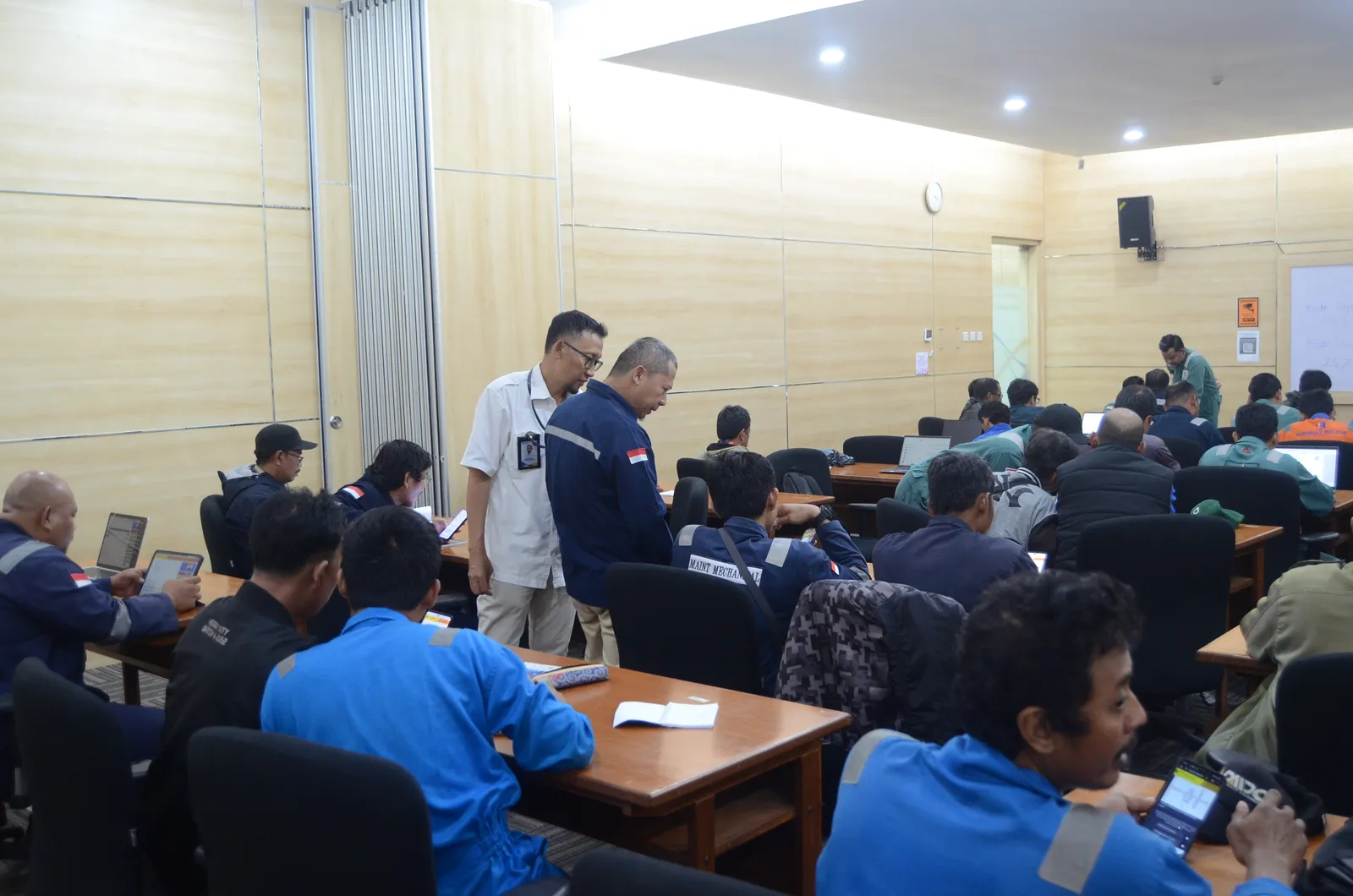 Peserta mengerjakan evaluasi ujian tertulis pembinaan regulasi keselamatan kerja (Dokumentasi 13) - Profesi Pengawas Lingkungan Hidup Pertambangan