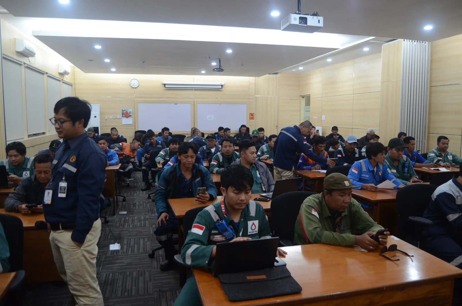 Peserta mengerjakan evaluasi ujian tertulis pembinaan regulasi keselamatan kerja (Dokumentasi 2) - Profesi Auditor SMKP Minerba Kementerian ESDM