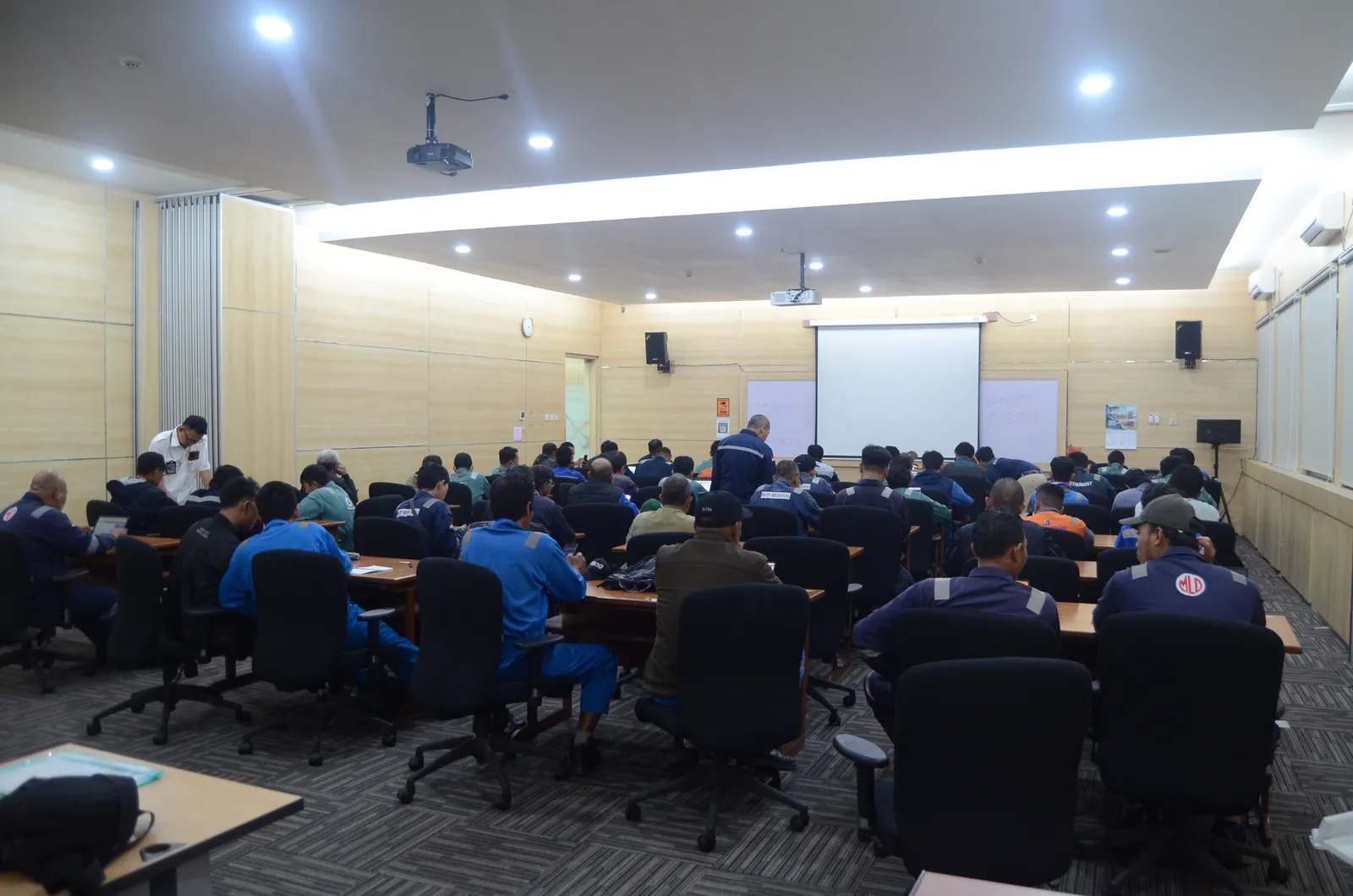 Peserta mengerjakan evaluasi ujian tertulis pembinaan regulasi keselamatan kerja (Dokumentasi 3) - Profesi Inspektur Tambang Kementerian ESDM