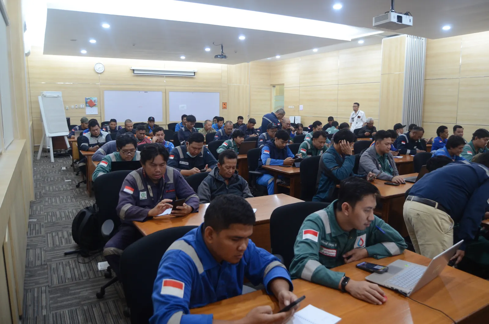 Peserta mengerjakan evaluasi ujian tertulis pembinaan regulasi keselamatan kerja (Dokumentasi 5) - Profesi Pengawas K3 Eksplorasi Pengeboran Mineral