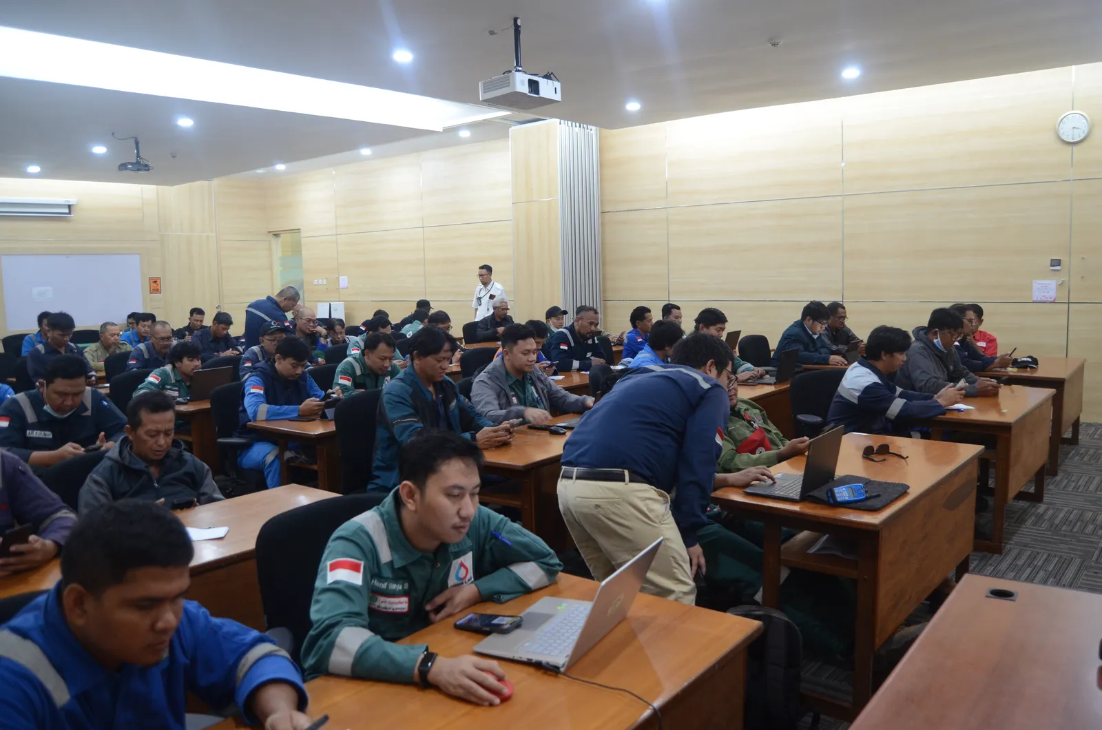 Peserta mengerjakan evaluasi ujian tertulis pembinaan regulasi keselamatan kerja (Dokumentasi 6) - Profesi Pengawas K3 Pengangkutan Conveyor Tambang