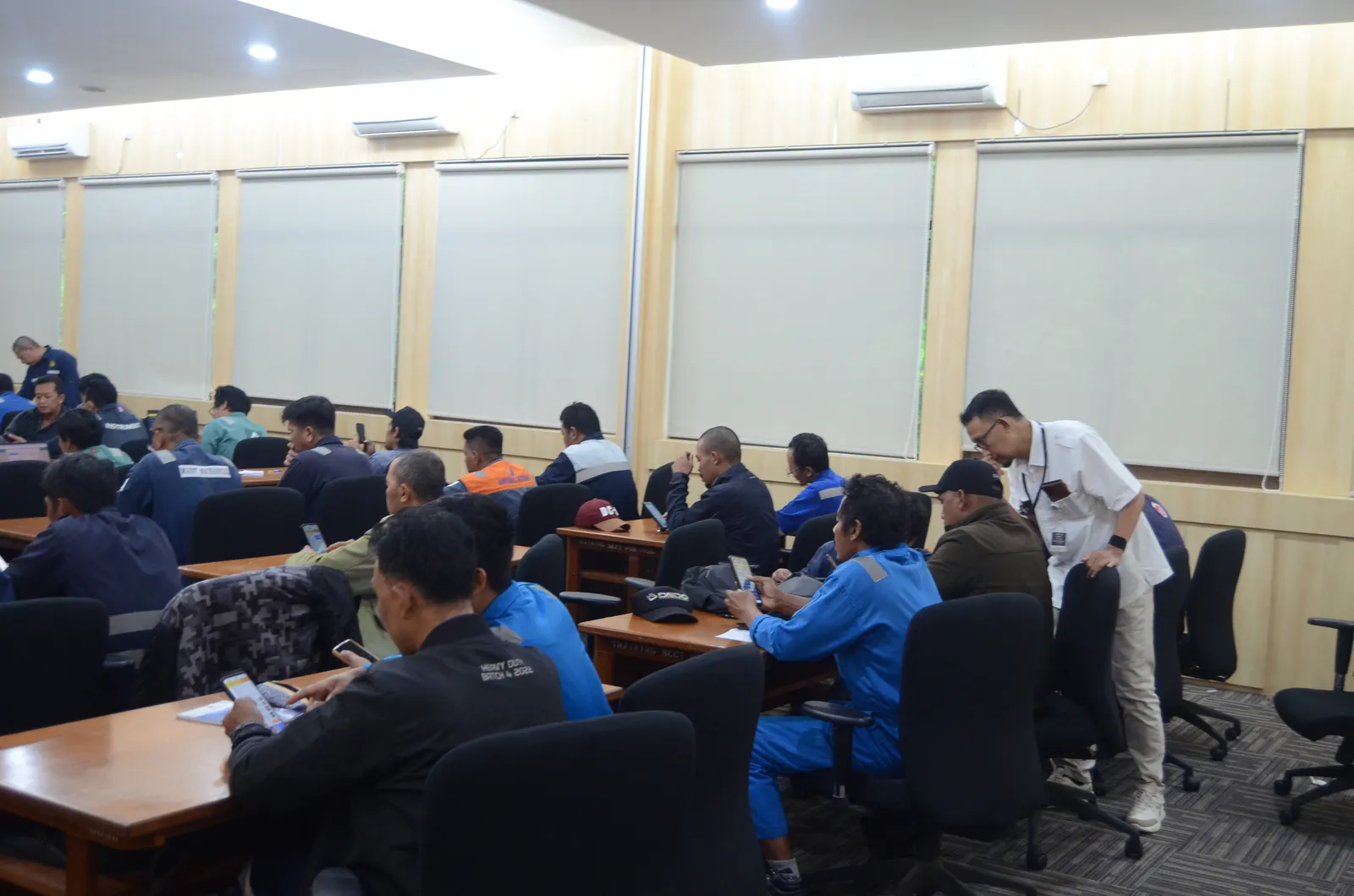 Peserta mengerjakan evaluasi ujian tertulis pembinaan regulasi keselamatan kerja (Dokumentasi 8) - Profesi Senior Mining Safety Consultant Manager