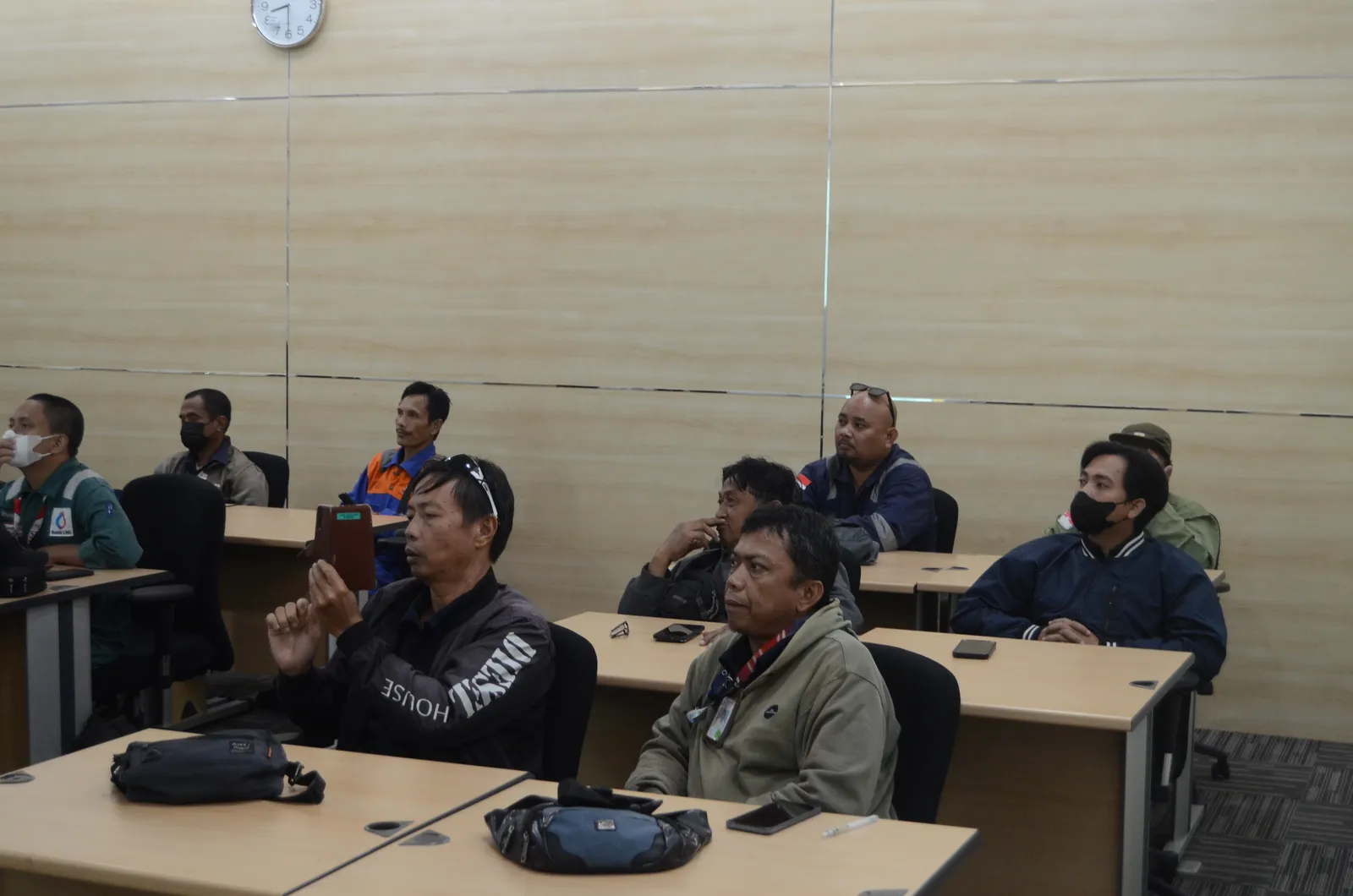Suasana peserta mengikuti sesi pembinaan keselamatan dan kesehatan kerja (Dokumentasi 1) - Pelatihan Petugas Peran Kebakaran (Kelas D Sertifikasi Kemnaker RI)