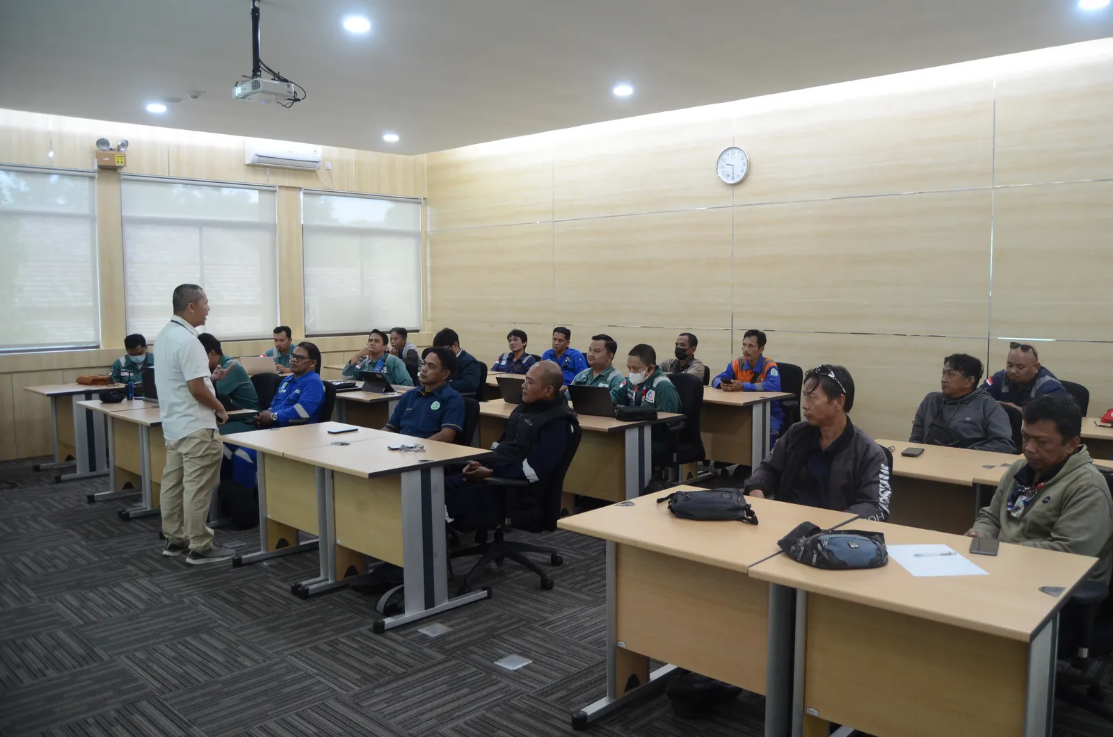 Suasana peserta mengikuti sesi pembinaan keselamatan dan kesehatan kerja (Dokumentasi 10) - Pelatihan K3 Penyimpanan Bahan Kimia Berbahaya Inkompatibilitas Matriks