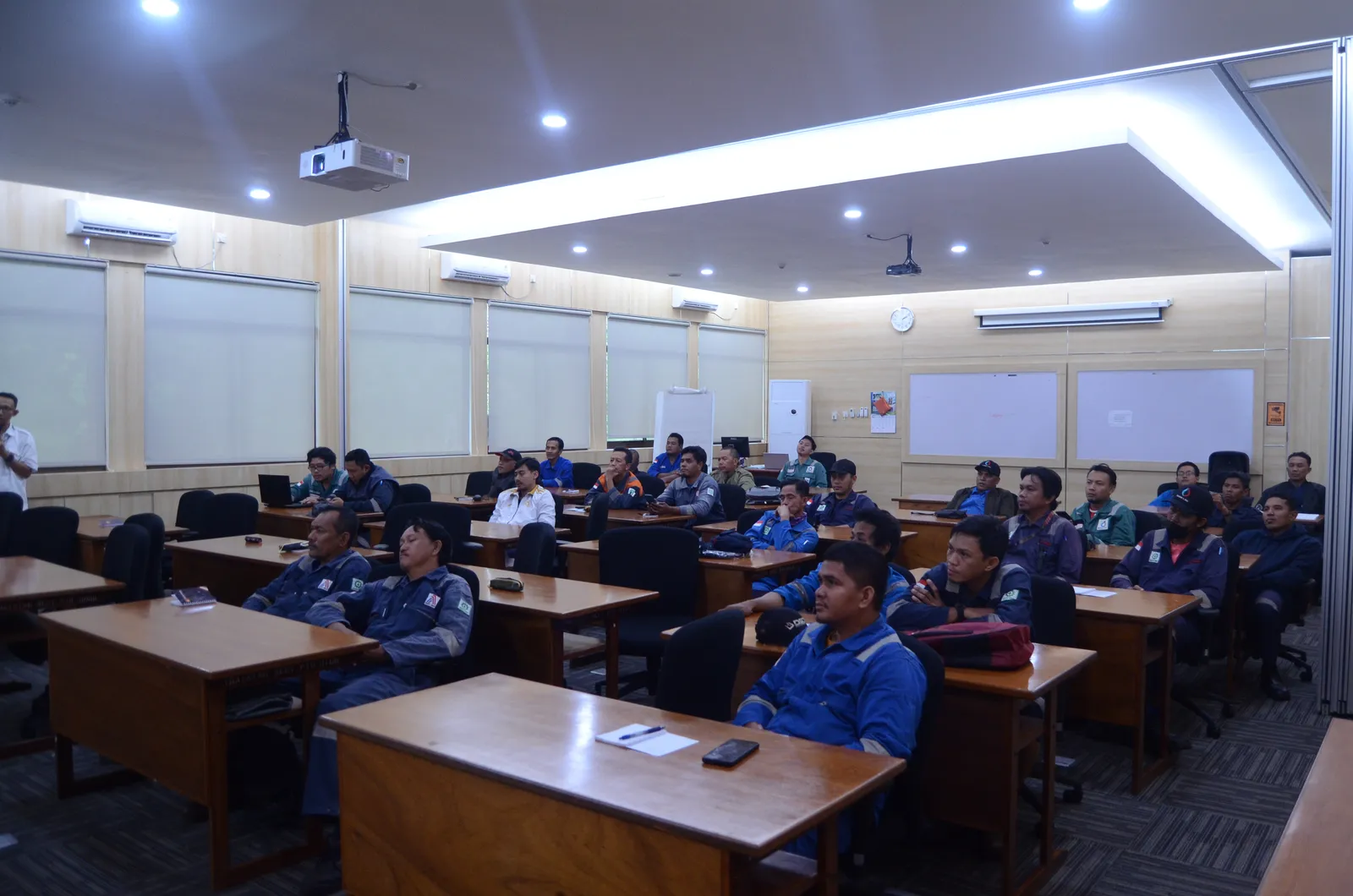 Suasana peserta mengikuti sesi pembinaan keselamatan dan kesehatan kerja (Dokumentasi 15) - Pelatihan K3 Pengangkutan Dan Transpor Bahan Berbahaya Dan Beracun B3