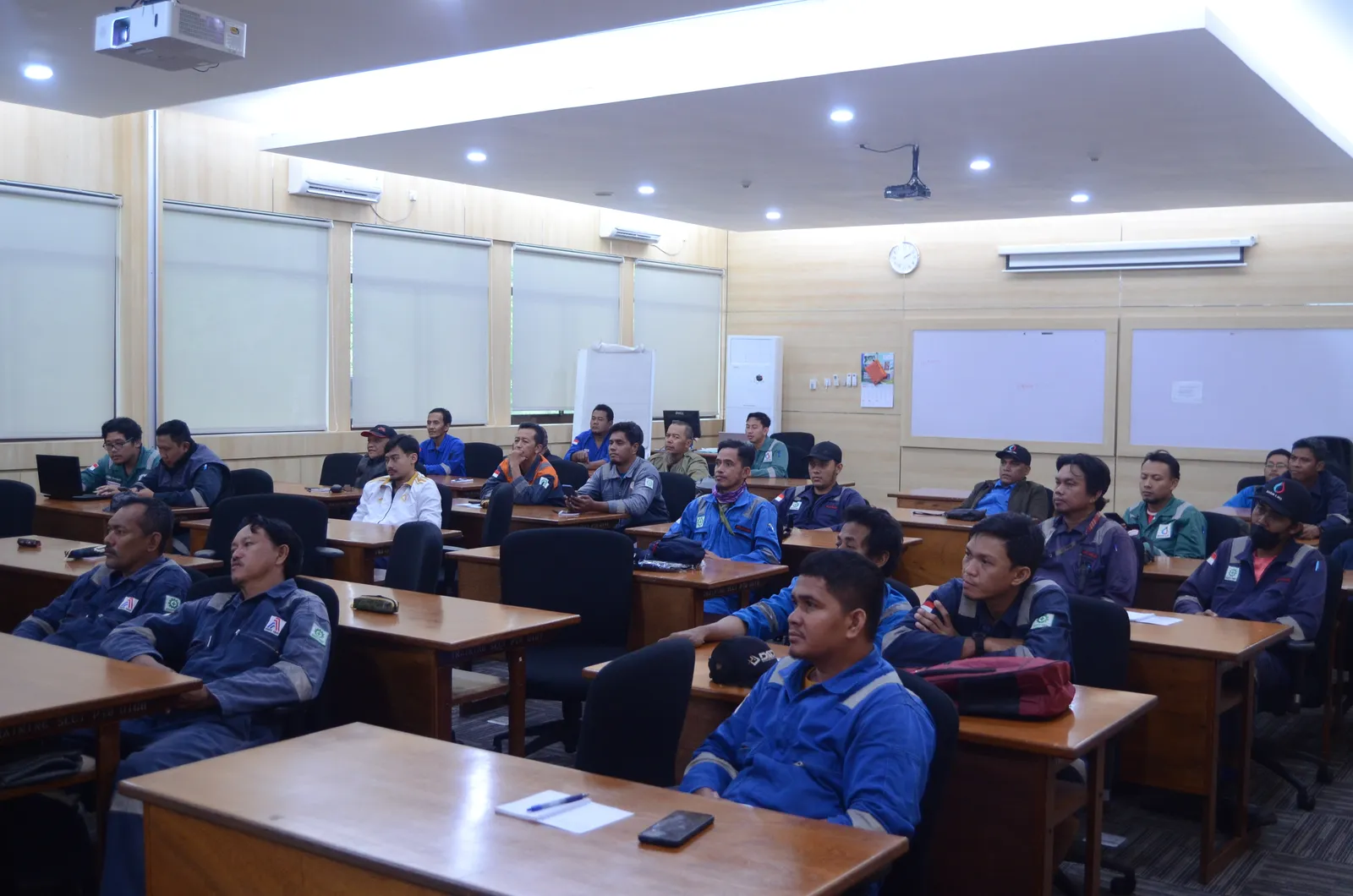 Suasana peserta mengikuti sesi pembinaan keselamatan dan kesehatan kerja (Dokumentasi 17) - Pelatihan K3 Penggunaan Alat Pelindung Diri Respirator Kimia Dan Hazmat Suit