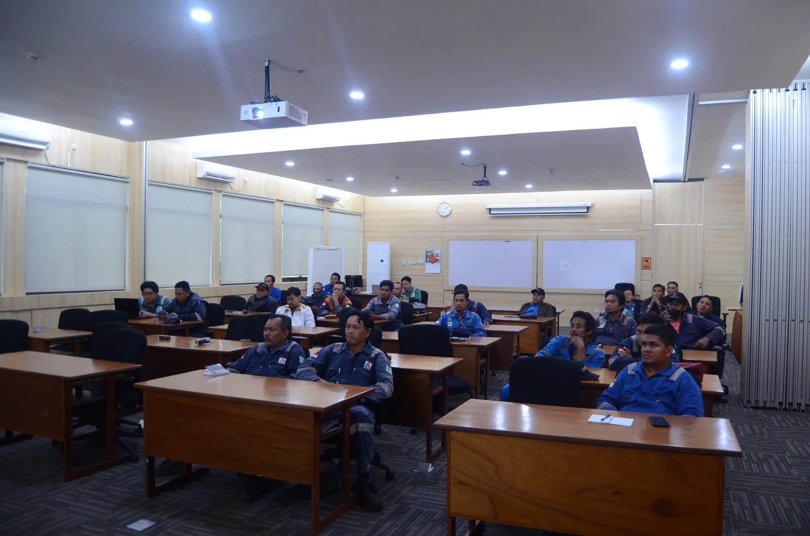 Suasana peserta mengikuti sesi pembinaan keselamatan dan kesehatan kerja (Dokumentasi 18) - Pelatihan Inspeksi & Pemeliharaan APAR Tabung Pemadam Api Ringan