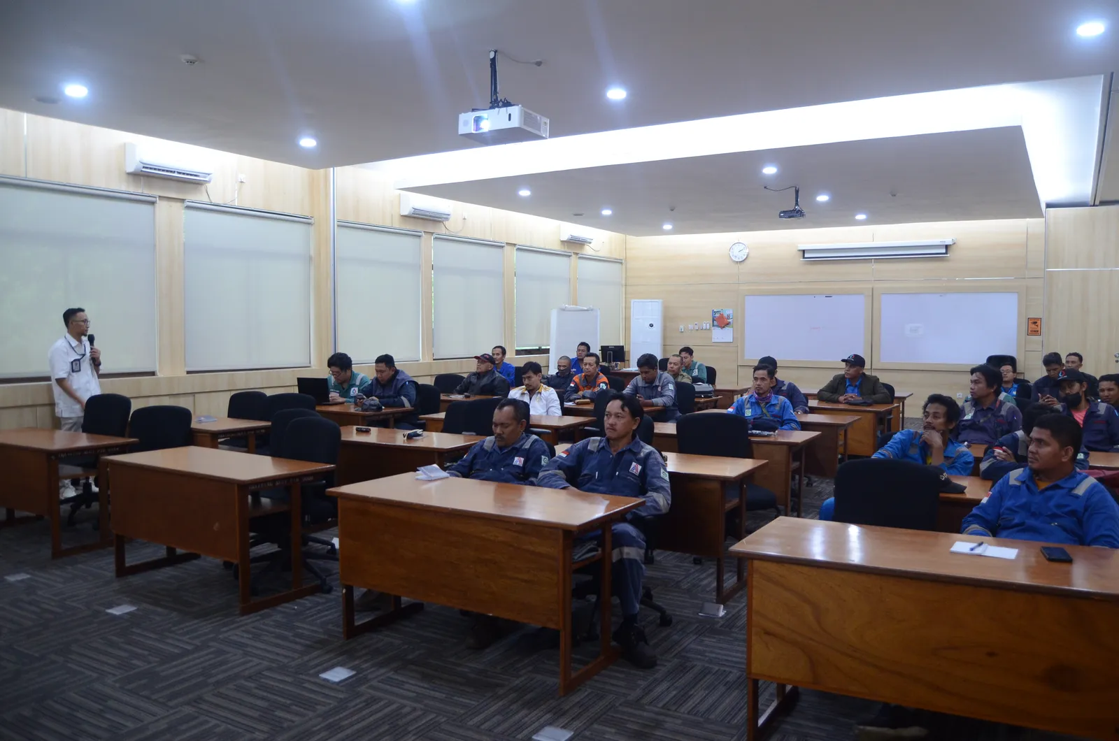 Suasana peserta mengikuti sesi pembinaan keselamatan dan kesehatan kerja (Dokumentasi 20) - Pelatihan K3 Proses Petrokimia Dan Refinery Oil Gas Chemical Safety