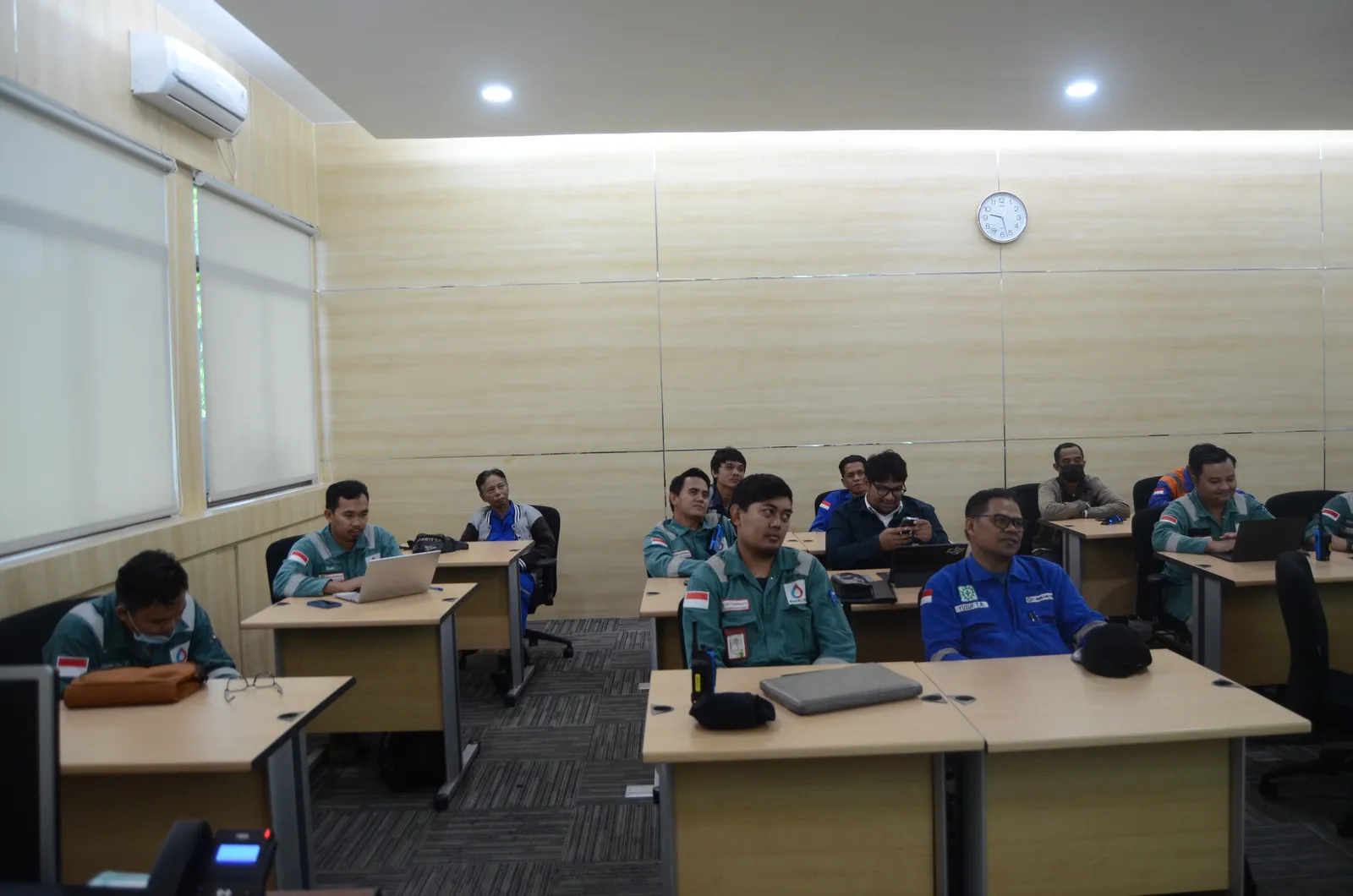Suasana peserta mengikuti sesi pembinaan keselamatan dan kesehatan kerja (Dokumentasi 6) - Pelatihan K3 Pengolahan Dan Dosing Bahan Kimia Instalasi Pengolahan Air Ipal