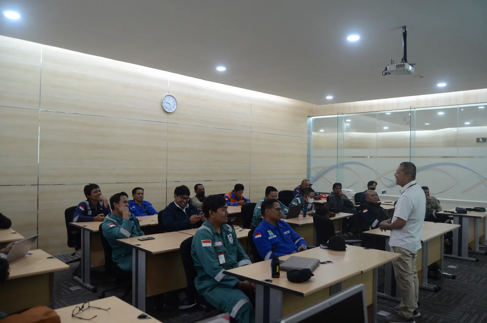 Suasana peserta mengikuti sesi pembinaan keselamatan dan kesehatan kerja (Dokumentasi 7) - Pelatihan Manajemen Tanggap Darurat Kebakaran (Emergency Response)