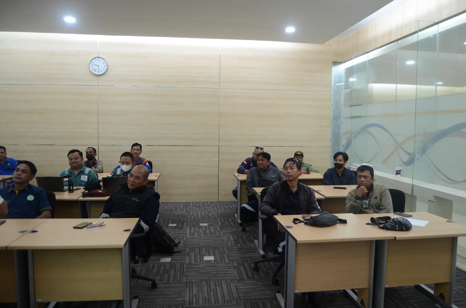 Suasana peserta mengikuti sesi pembinaan keselamatan dan kesehatan kerja (Dokumentasi 8) - Pelatihan K3 Penanganan Pelarut Organik Solvent Dan Bahan Mudah Menguap Voc