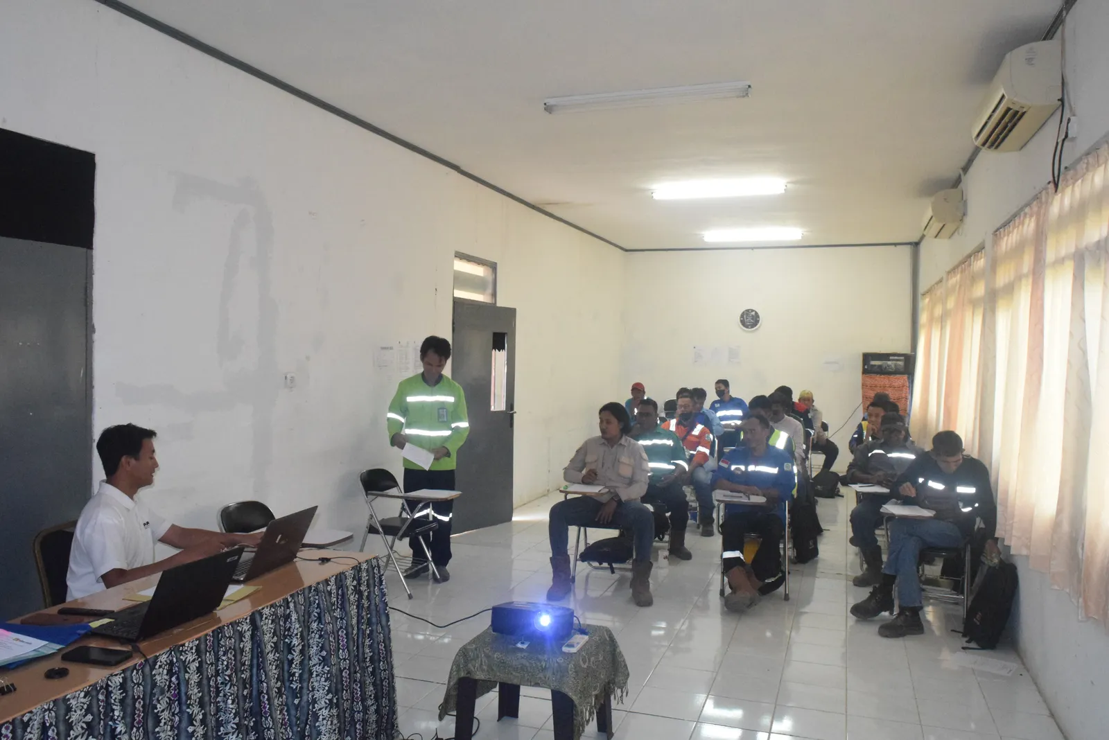 Peserta menyimak pemaparan materi K3 terstruktur di ruang pelatihan (Dokumentasi 5) - Pelatihan K3 Pencegahan Dan Pengendalian Korosi Kimia Asam Basa Pekat