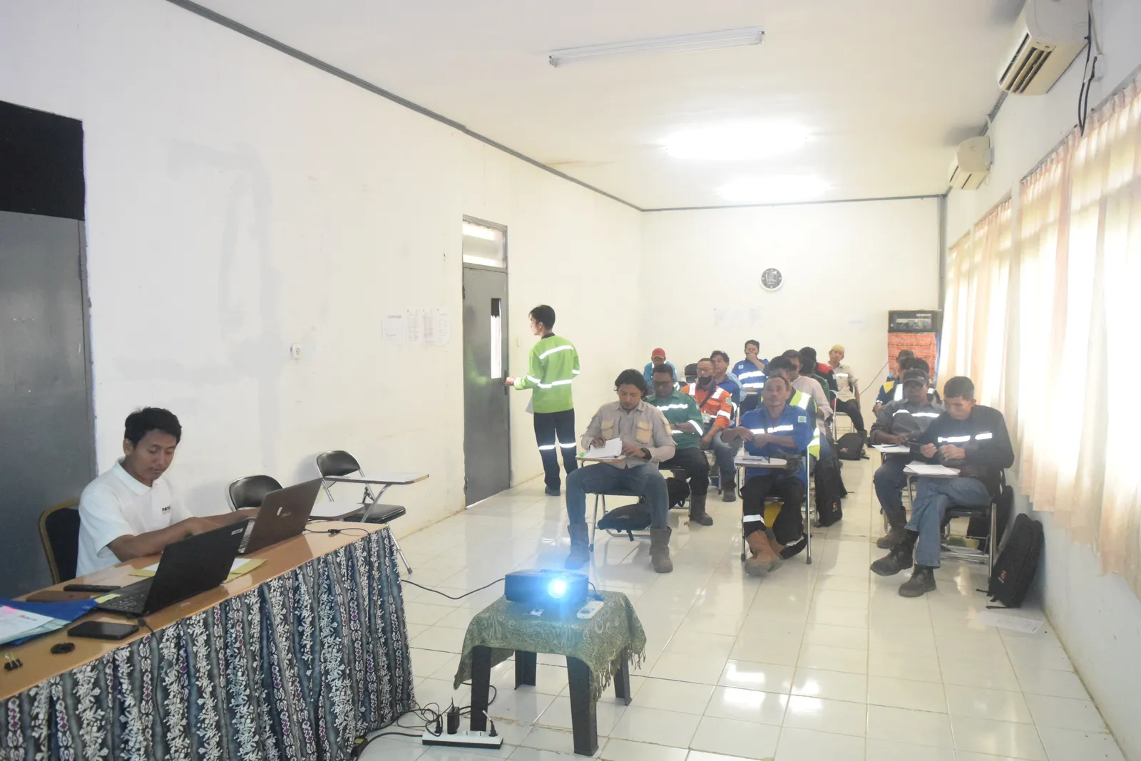 Peserta menyimak pemaparan materi K3 terstruktur di ruang pelatihan (Dokumentasi 6) - Pelatihan K3 Pekerjaan Panas (Hot Work Permit, Welding & Cutting)