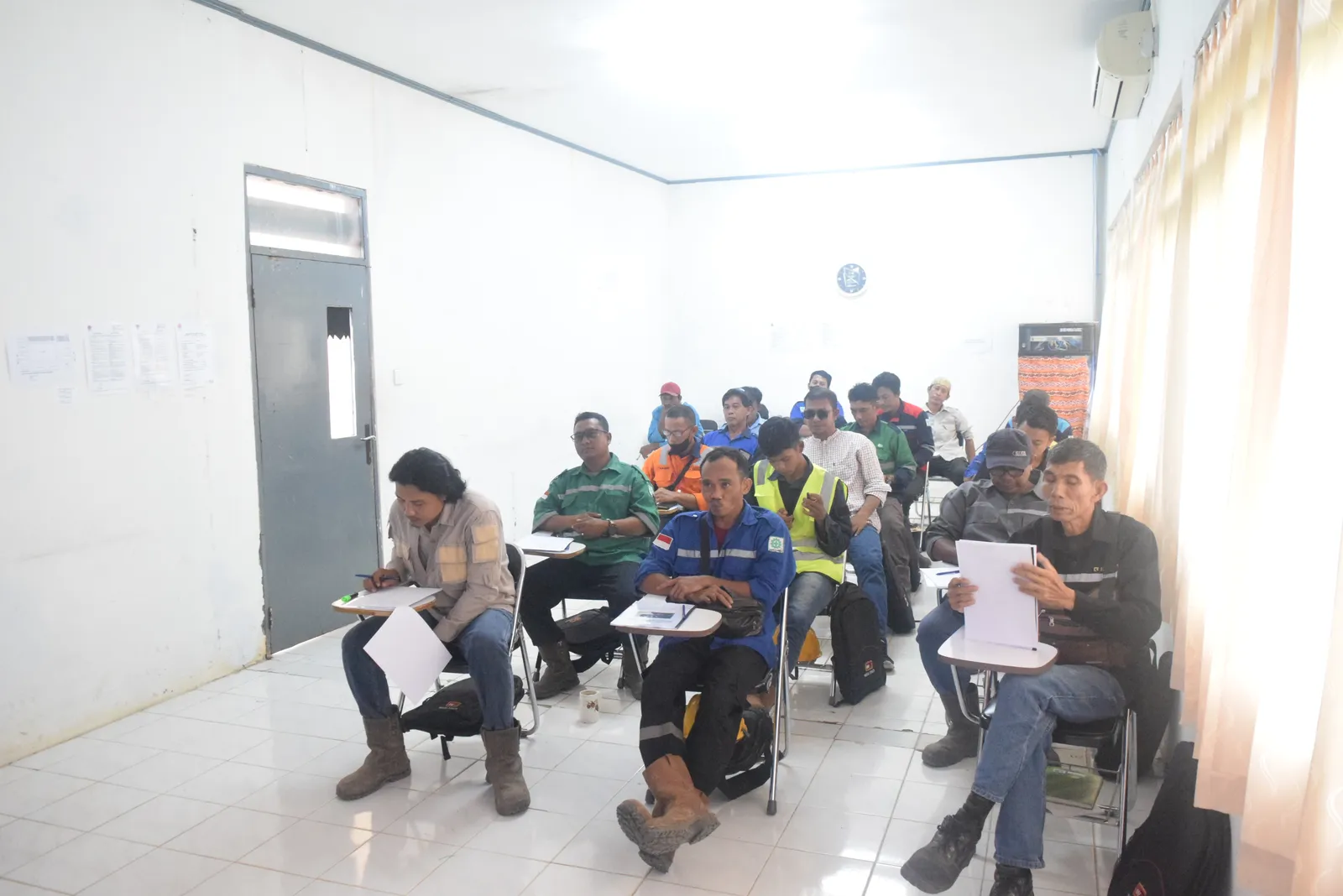 Peserta menyimak pemaparan materi K3 terstruktur di ruang pelatihan (Dokumentasi 8) - Pelatihan Pencegahan Kebakaran Area Bahan Kimia Mudah Terbakar