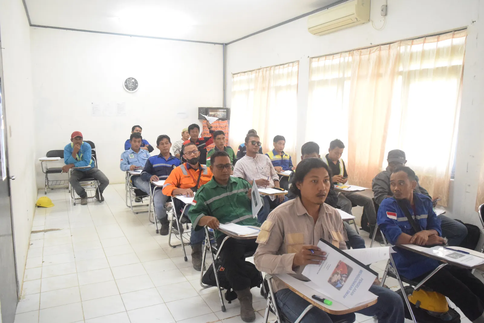 Peserta menyimak pemaparan materi K3 terstruktur di ruang pelatihan (Dokumentasi 9) - Pelatihan K3 Penanganan Bahan Peledak Komersial Tambang Dan Kuari