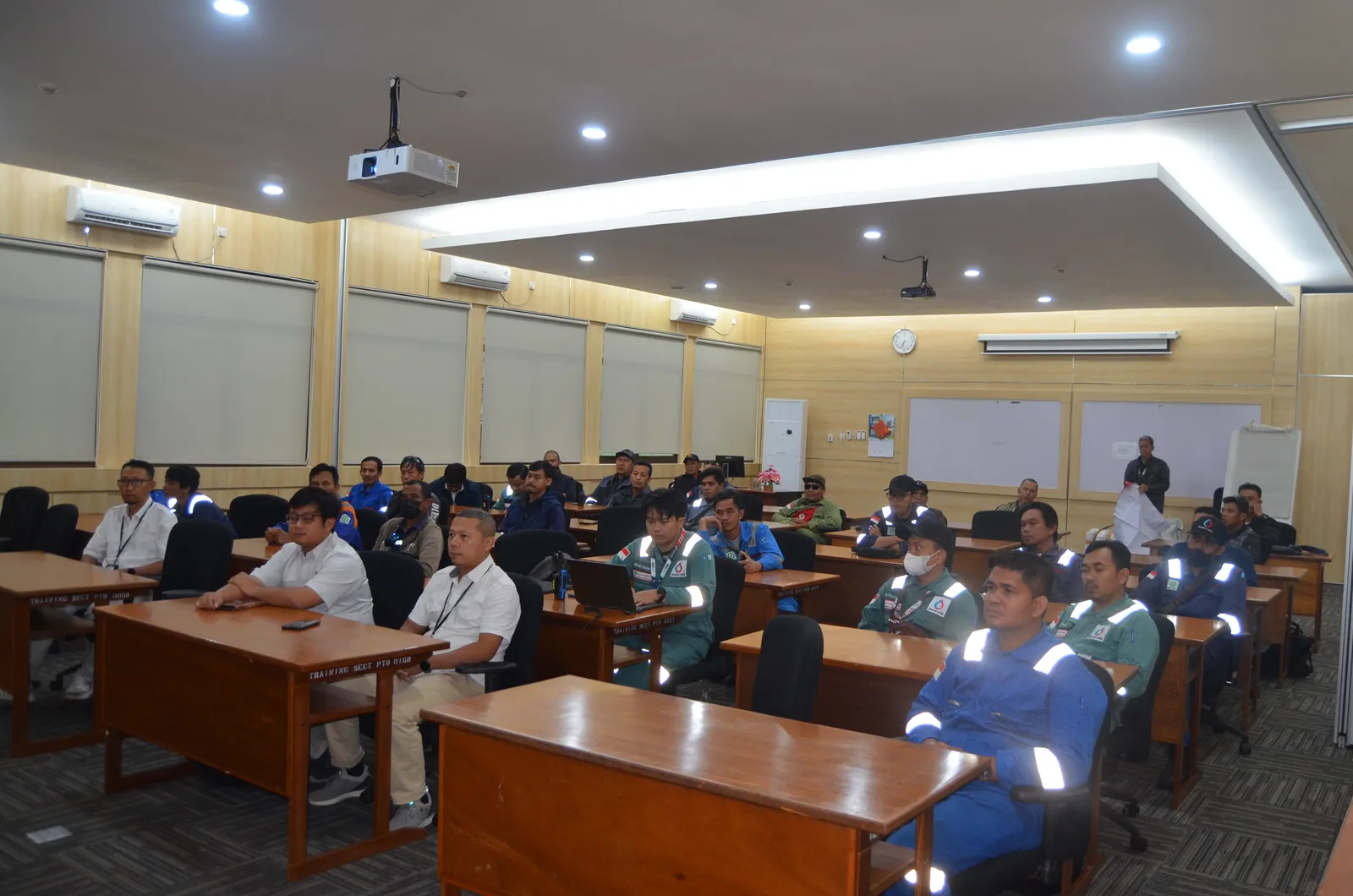 Peserta menyimak presentasi visual implementasi K3 di tempat kerja (Dokumentasi 1) - Pelatihan Pencegahan Kebakaran Instalasi Listrik & Panel Gardu