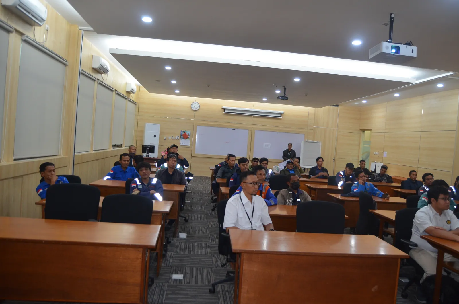 Peserta menyimak presentasi visual implementasi K3 di tempat kerja (Dokumentasi 2) - Pelatihan K3 Penanganan Pestisida Dan Bahan Kimia Pertanian Perkebunan