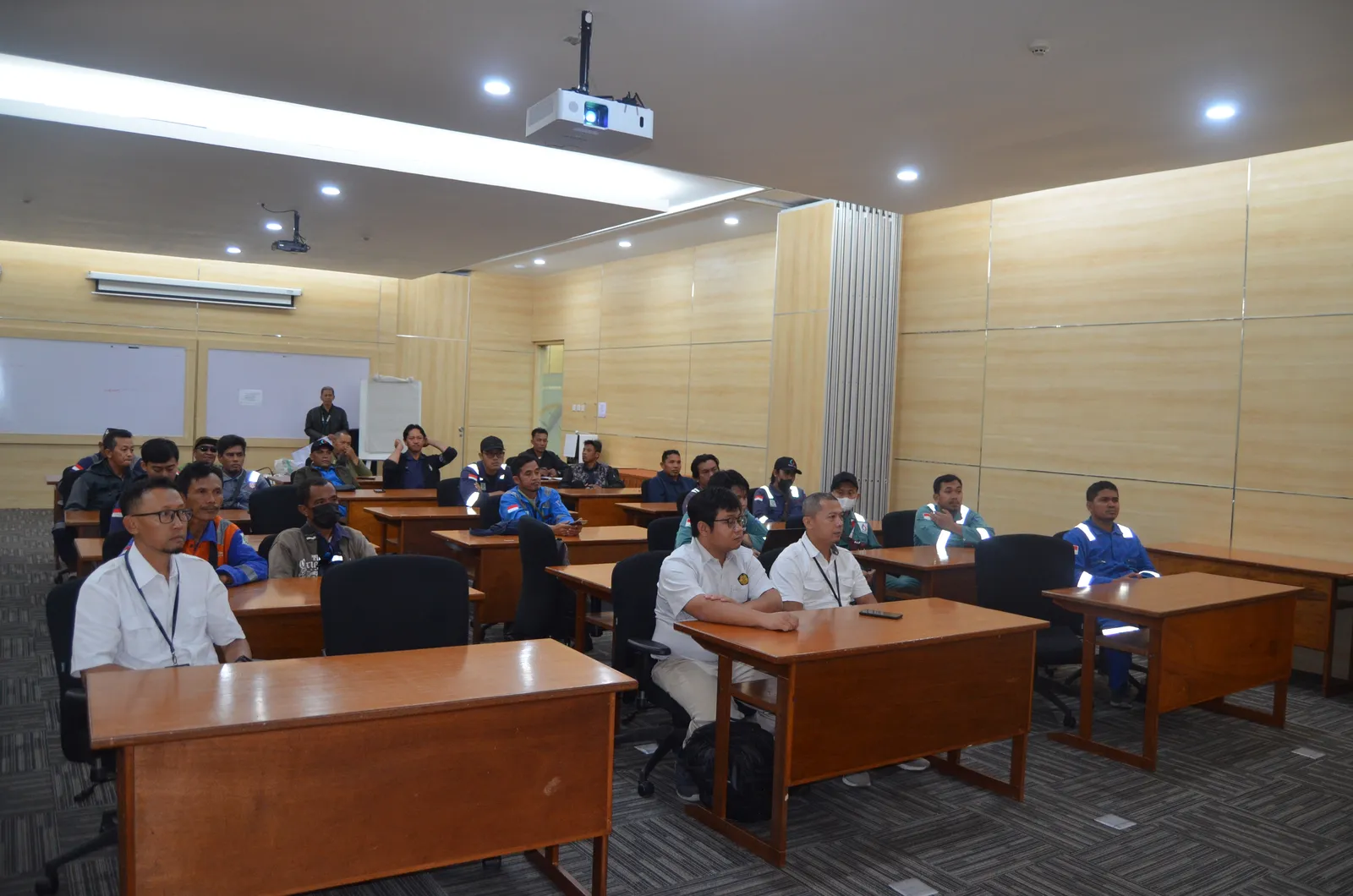 Peserta menyimak presentasi visual implementasi K3 di tempat kerja (Dokumentasi 3) - Pelatihan Inspeksi Tangga Darurat & Pintu Tahan Api Pressurized Stairwell