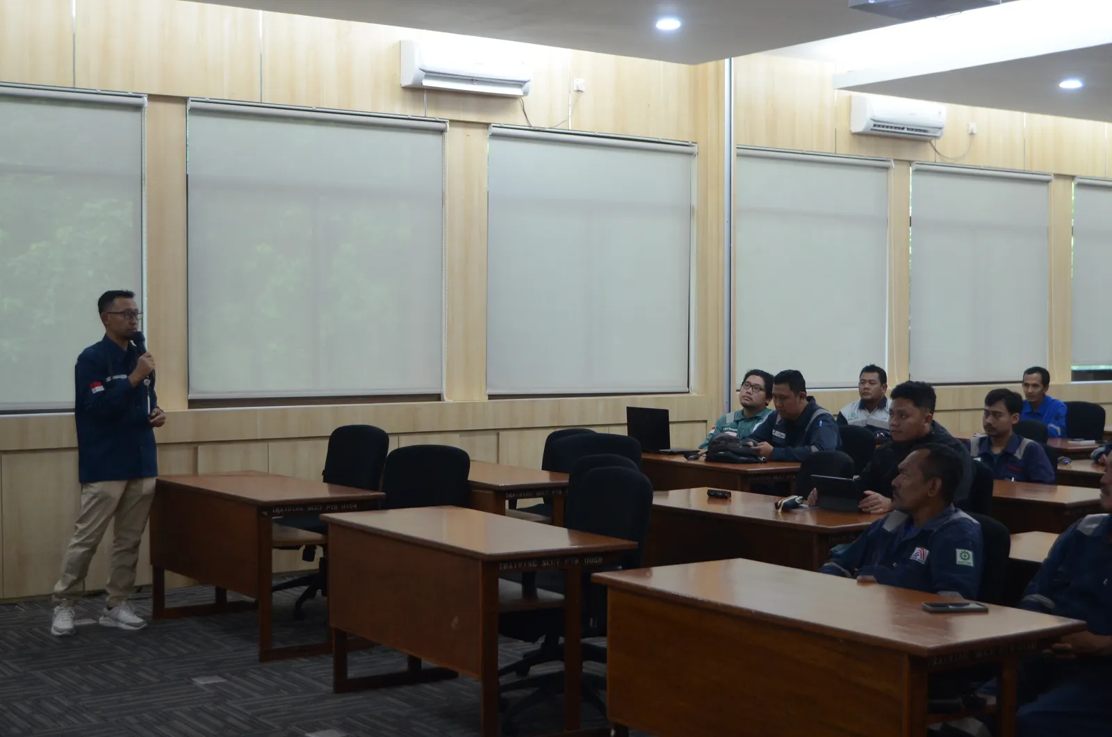 Peserta fokus menyimak sesi pembelajaran dan pembahasan norma K3 (Dokumentasi 1) - Pelatihan K3 Penanggulangan Kebakaran Dapur Komersial & Restoran