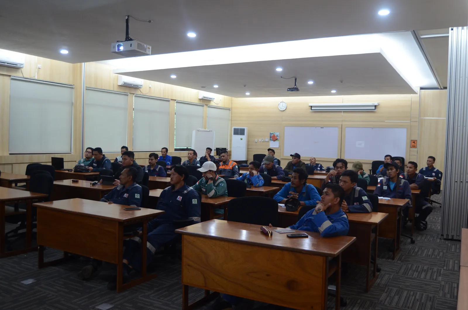 Peserta fokus menyimak sesi pembelajaran dan pembahasan norma K3 (Dokumentasi 3) - Pelatihan K3 Kebakaran Area Gudang Logistik & High-Rack Storage