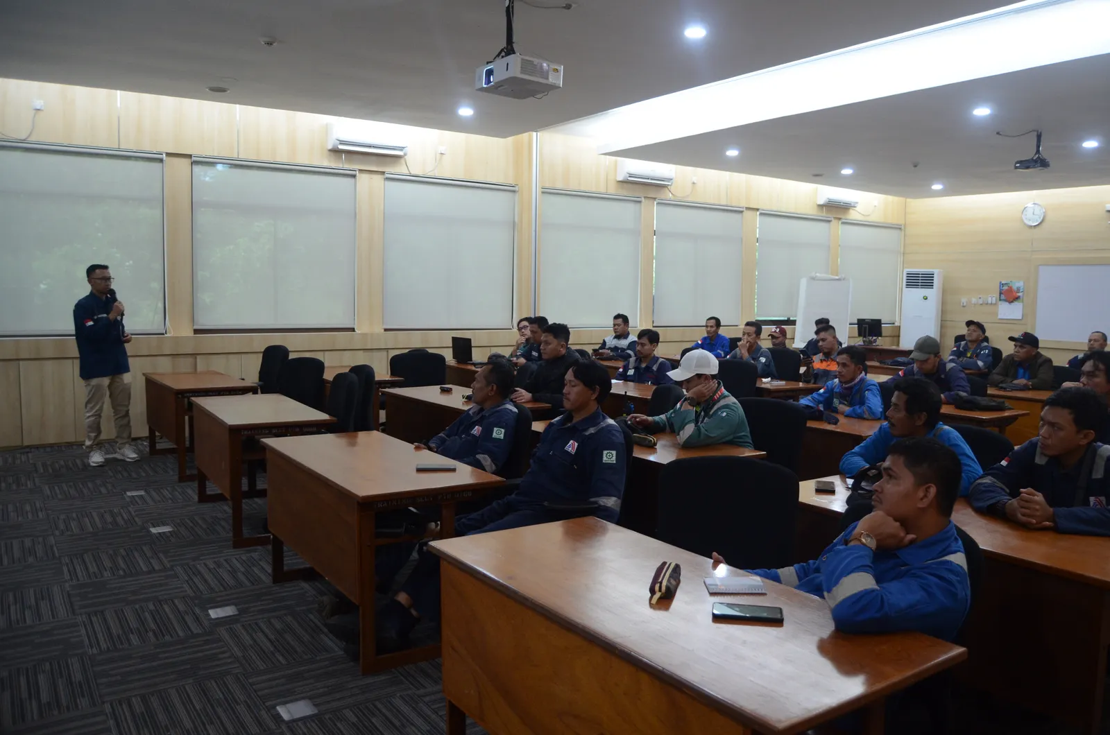 Peserta fokus menyimak sesi pembelajaran dan pembahasan norma K3 (Dokumentasi 6) - Pelatihan K3 Audit Kepatuhan Dokumen Pengendalian Bahan Kimia Kepmenaker 187