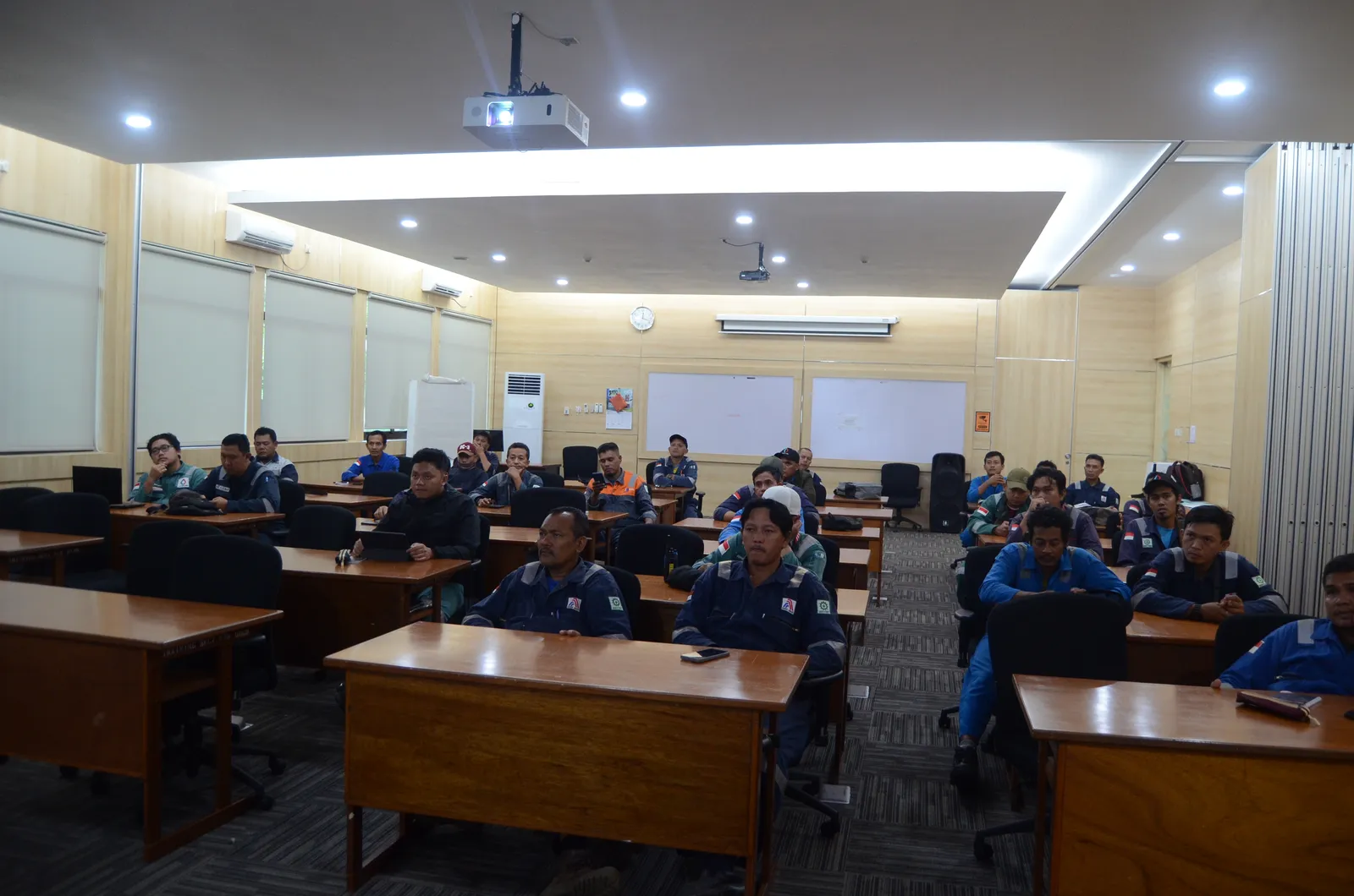 Peserta fokus menyimak sesi pembelajaran dan pembahasan norma K3 (Dokumentasi 7) - Pelatihan K3 Kebakaran Pusat Data (Data Center & Server Room)