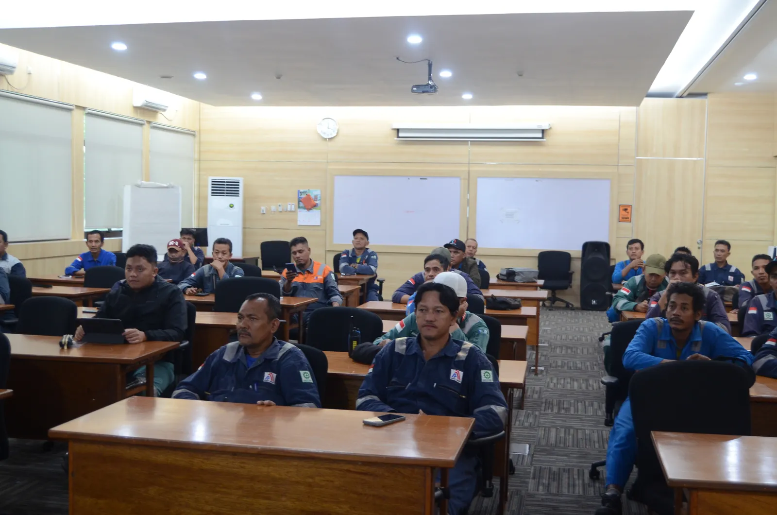 Peserta fokus menyimak sesi pembelajaran dan pembahasan norma K3 (Dokumentasi 8) - Pelatihan Petugas Keselamatan Konstruksi Smkk PUPR No 10 2021