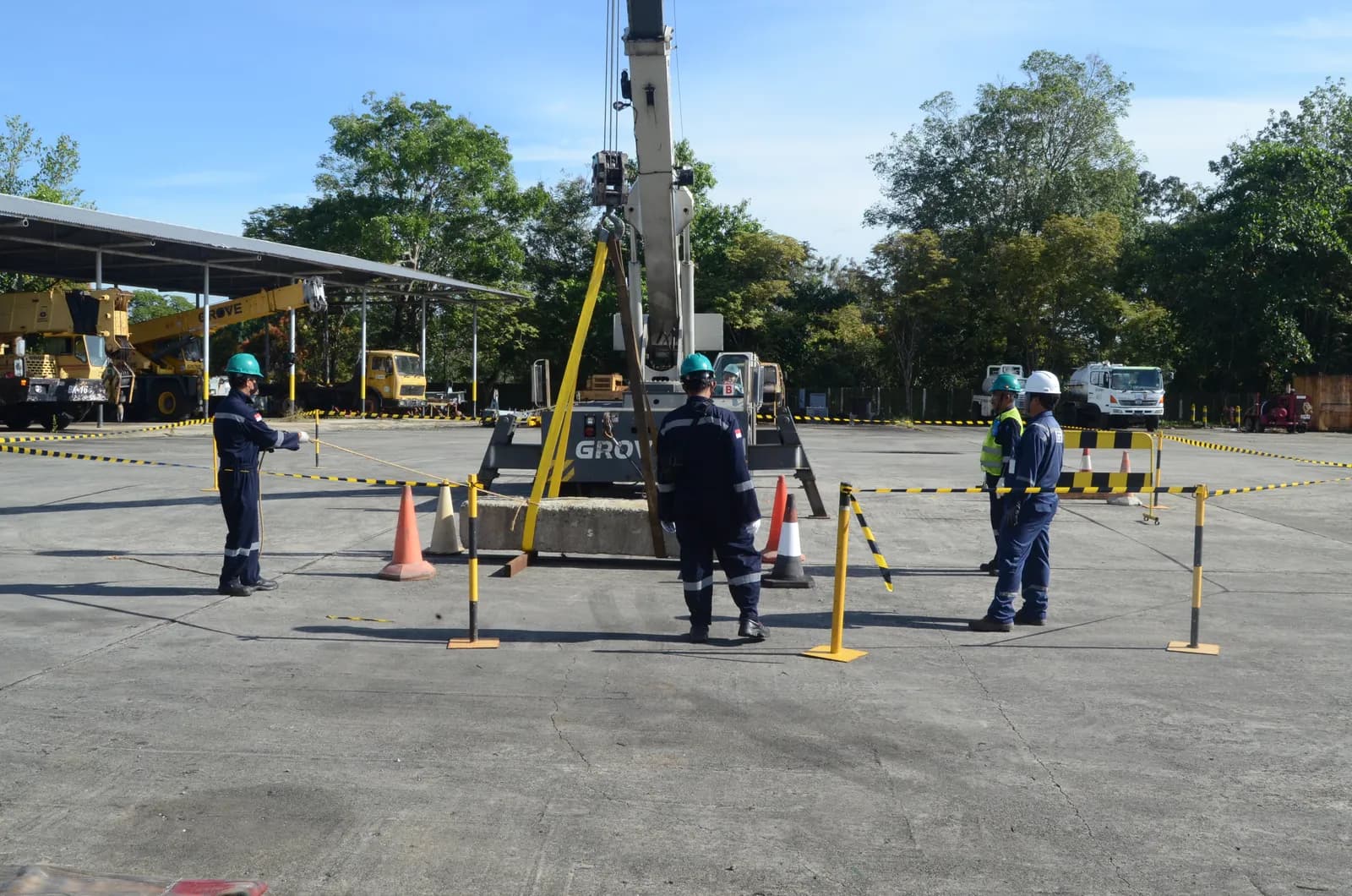 Simulasi dan praktik pengangkatan beban aman menggunakan crane di lapangan (Dokumentasi 3) - Profesi Safety Officer Pertambangan Site