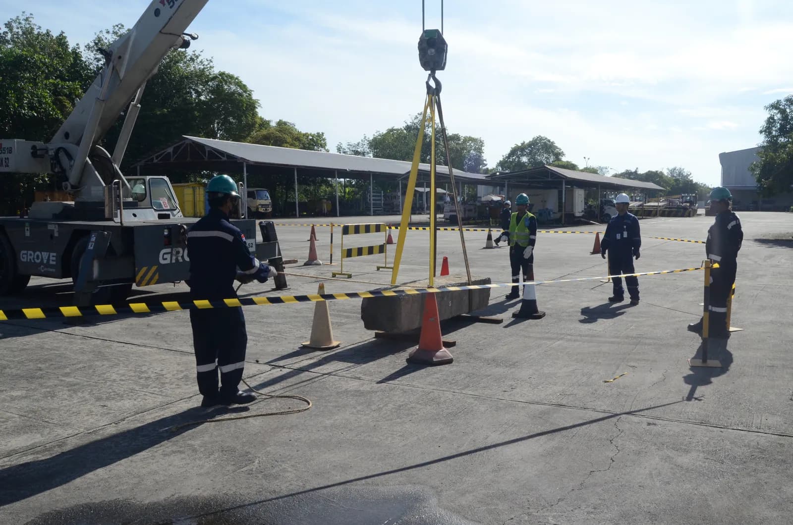 Simulasi dan praktik pengangkatan beban aman menggunakan crane di lapangan (Dokumentasi 4) - Profesi Safety Officer Operasional Alat Berat