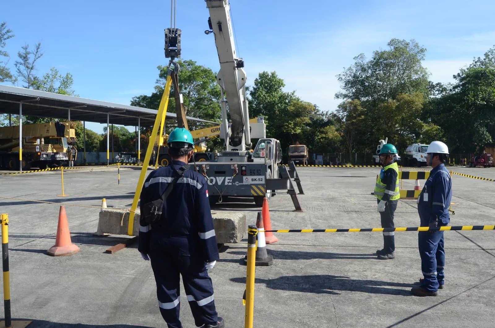 Simulasi dan praktik pengangkatan beban aman menggunakan crane di lapangan (Dokumentasi 5) - Profesi Spesialis Desain Ventilasi Industri LEV