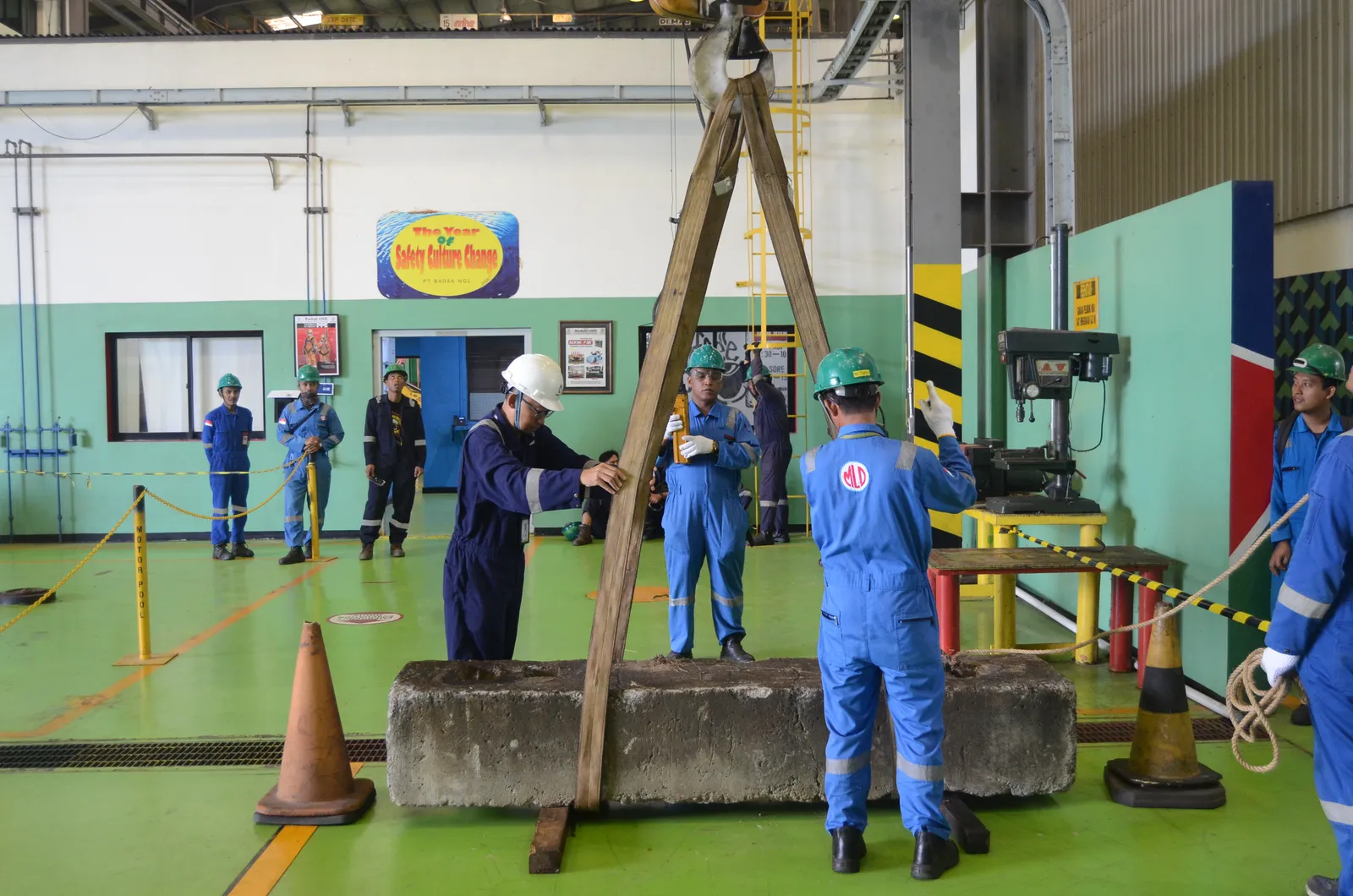 Praktik teknis pengikatan beban (rigging) dan verifikasi alat angkat di area kerja (Dokumentasi 2) - Profesi HSE Manager Industri Farmasi Medis