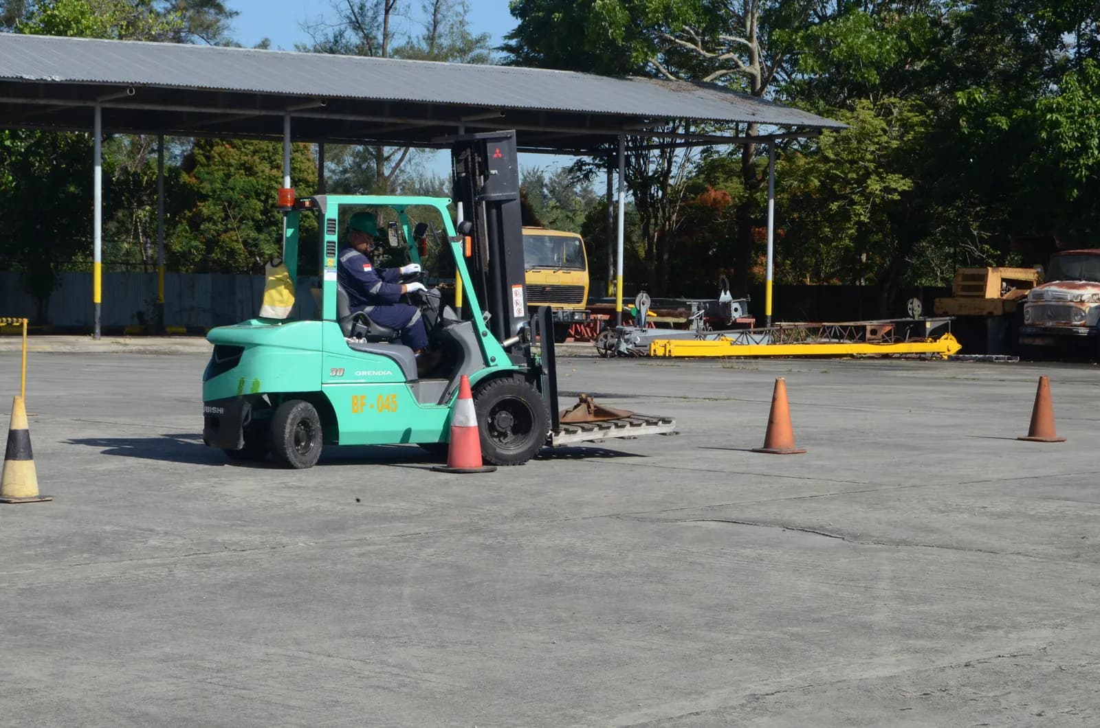 Praktik pengoperasian forklift dan manuver aman di area kerja pergudangan (Dokumentasi 1) - Pelatihan Operator Reach Stacker Container Handler Pelabuhan Kemnaker
