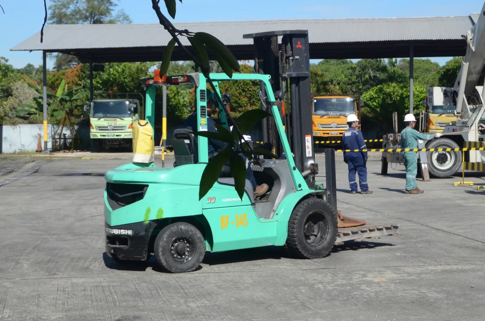 Praktik pengoperasian forklift dan manuver aman di area kerja pergudangan (Dokumentasi 4) - Pelatihan Auditor Internal SMK3 Perusahaan