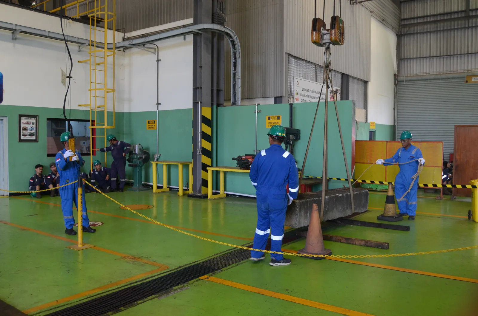 Praktik langsung teknik rigging, inspeksi sling, dan sinyal komunikasi pengangkatan (Dokumentasi 1) - Profesi Safety Officer Bandara & Penerbangan