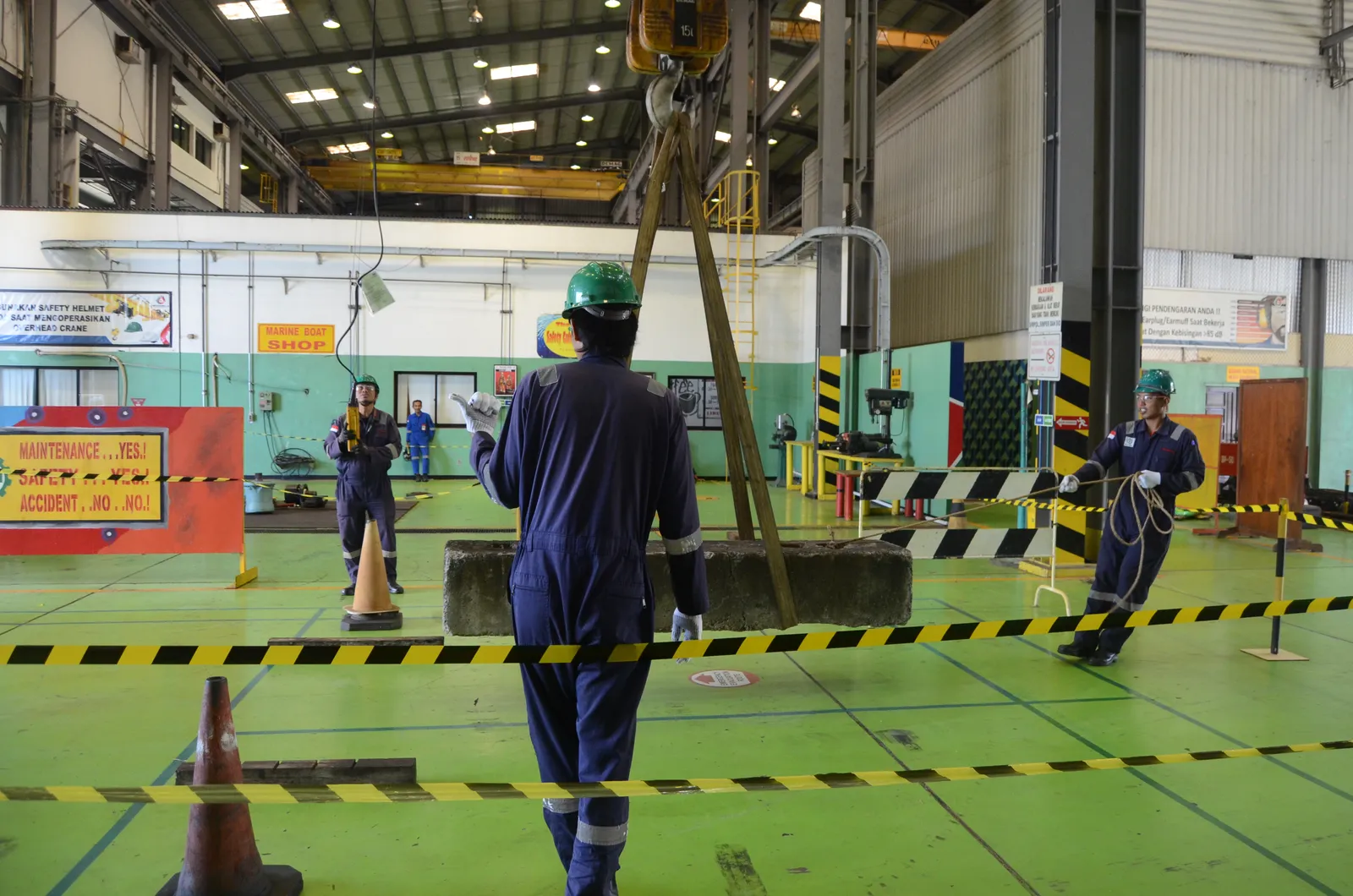 Praktik langsung teknik rigging, inspeksi sling, dan sinyal komunikasi pengangkatan (Dokumentasi 12) - Profesi Safety Officer Pekerjaan Ketinggian Rope Access