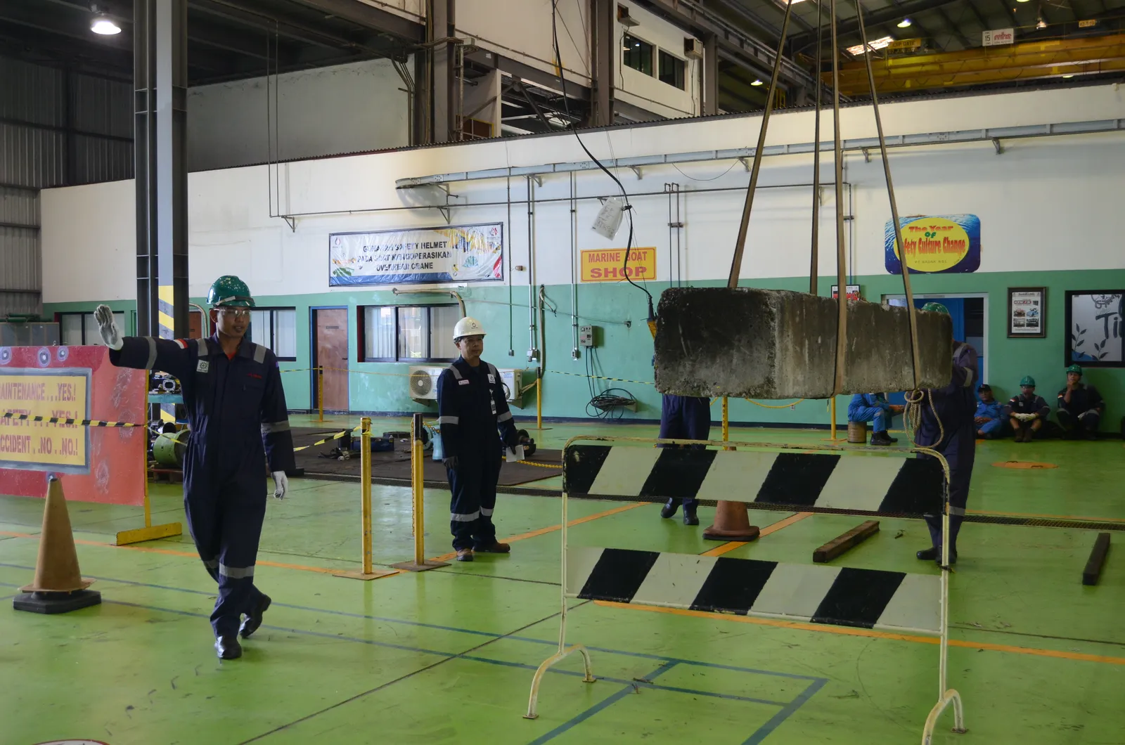 Praktik langsung teknik rigging, inspeksi sling, dan sinyal komunikasi pengangkatan (Dokumentasi 15) - Profesi Paramedis Lapangan Remote Site Tambang