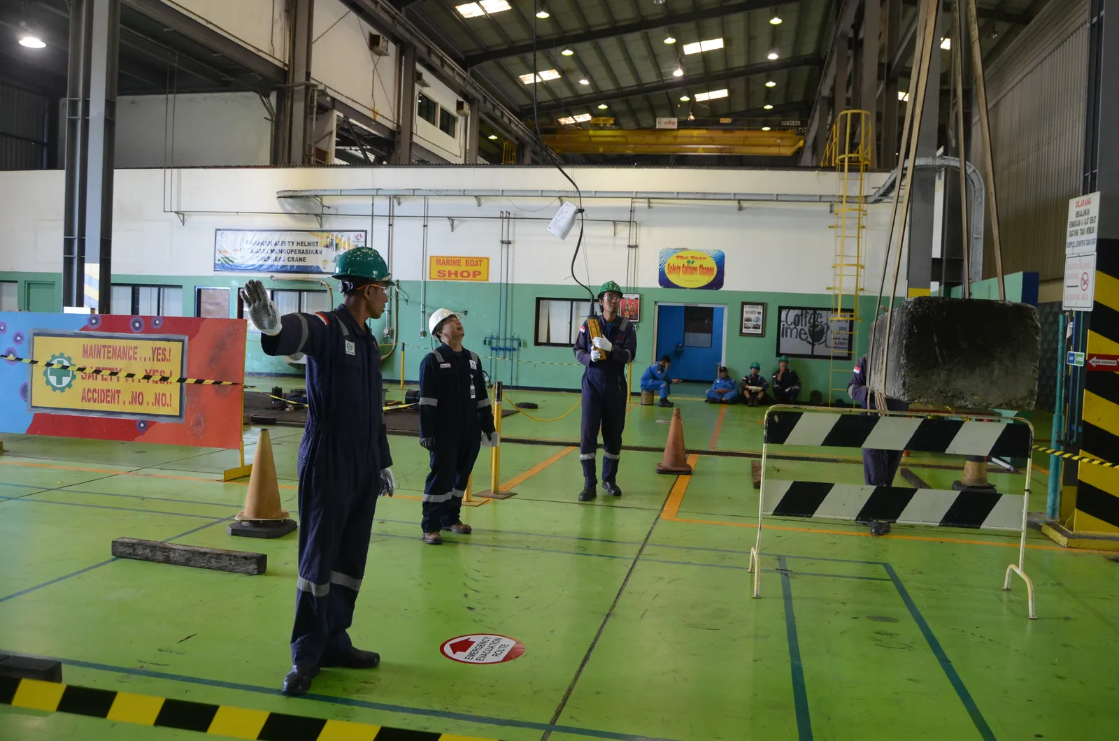 Praktik langsung teknik rigging, inspeksi sling, dan sinyal komunikasi pengangkatan (Dokumentasi 16) - Profesi Safety Officer Pengelasan Pekerjaan Panas