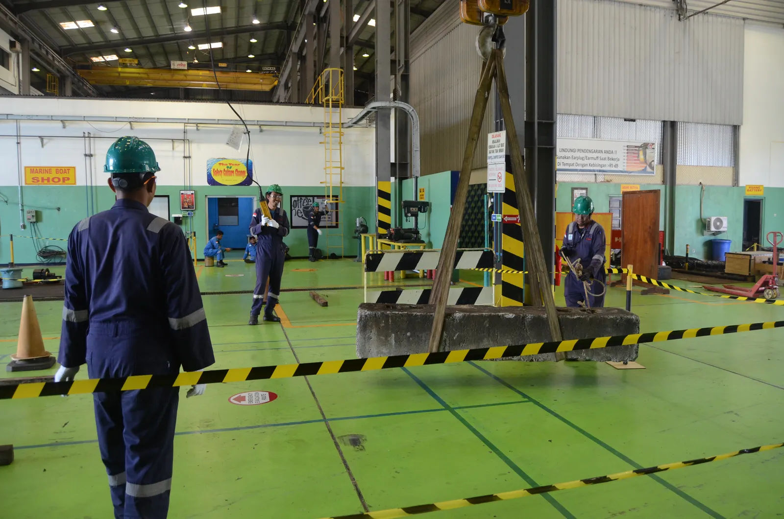 Praktik langsung teknik rigging, inspeksi sling, dan sinyal komunikasi pengangkatan (Dokumentasi 17) - Profesi Safety Officer Industri Semen Batu Bara