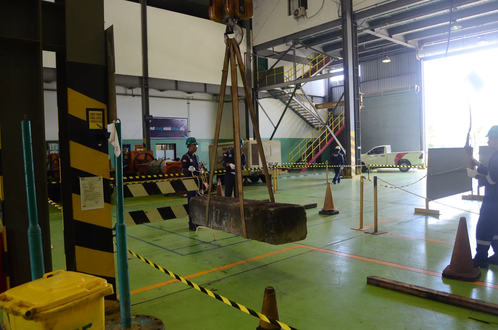 Praktik langsung teknik rigging, inspeksi sling, dan sinyal komunikasi pengangkatan (Dokumentasi 18) - Profesi Safety Officer Pabrik Manufaktur