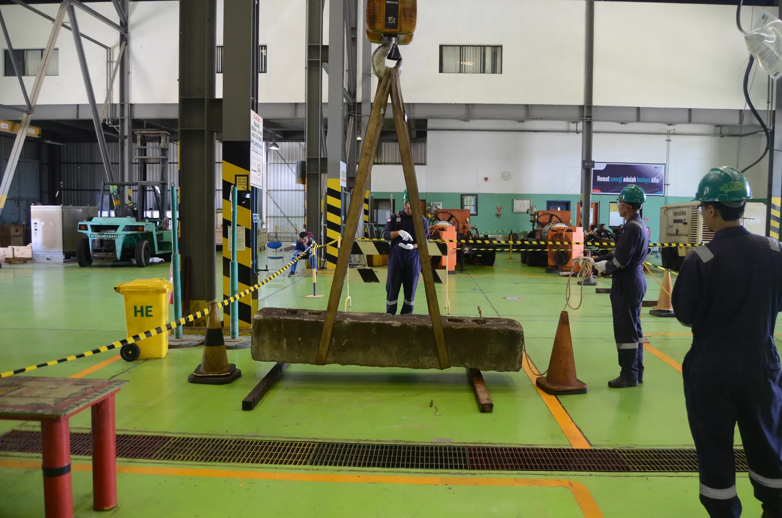 Praktik langsung teknik rigging, inspeksi sling, dan sinyal komunikasi pengangkatan (Dokumentasi 19) - Pelatihan K3 Pengoperasian Stasiun Pengisian Tabung Oksigen Dan Nitrogen