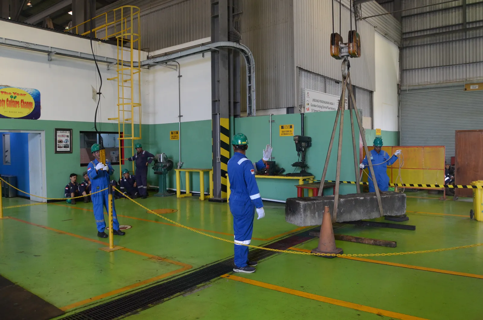 Praktik langsung teknik rigging, inspeksi sling, dan sinyal komunikasi pengangkatan (Dokumentasi 2) - Pelatihan Penyusunan Standard Operating Procedure (SOP) & JSA Berbasis K3