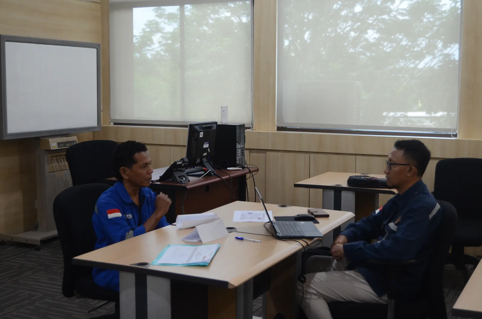 Pelaksanaan asesmen kompetensi dan uji mandiri peserta di ruang kelas (Dokumentasi 16) - Panduan Tahapan Menyelenggarakan Simulasi Evakuasi Fire Drill Gedung