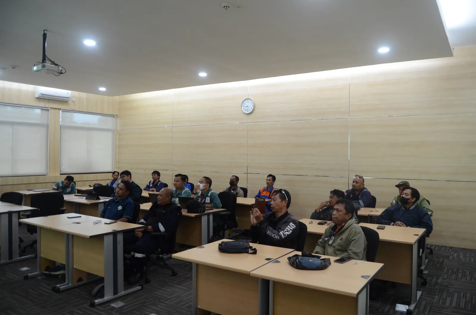 Peserta pelatihan manajemen risiko K3 sedang berdiskusi menyusun formulir HIRADC dan matriks risiko 5x5