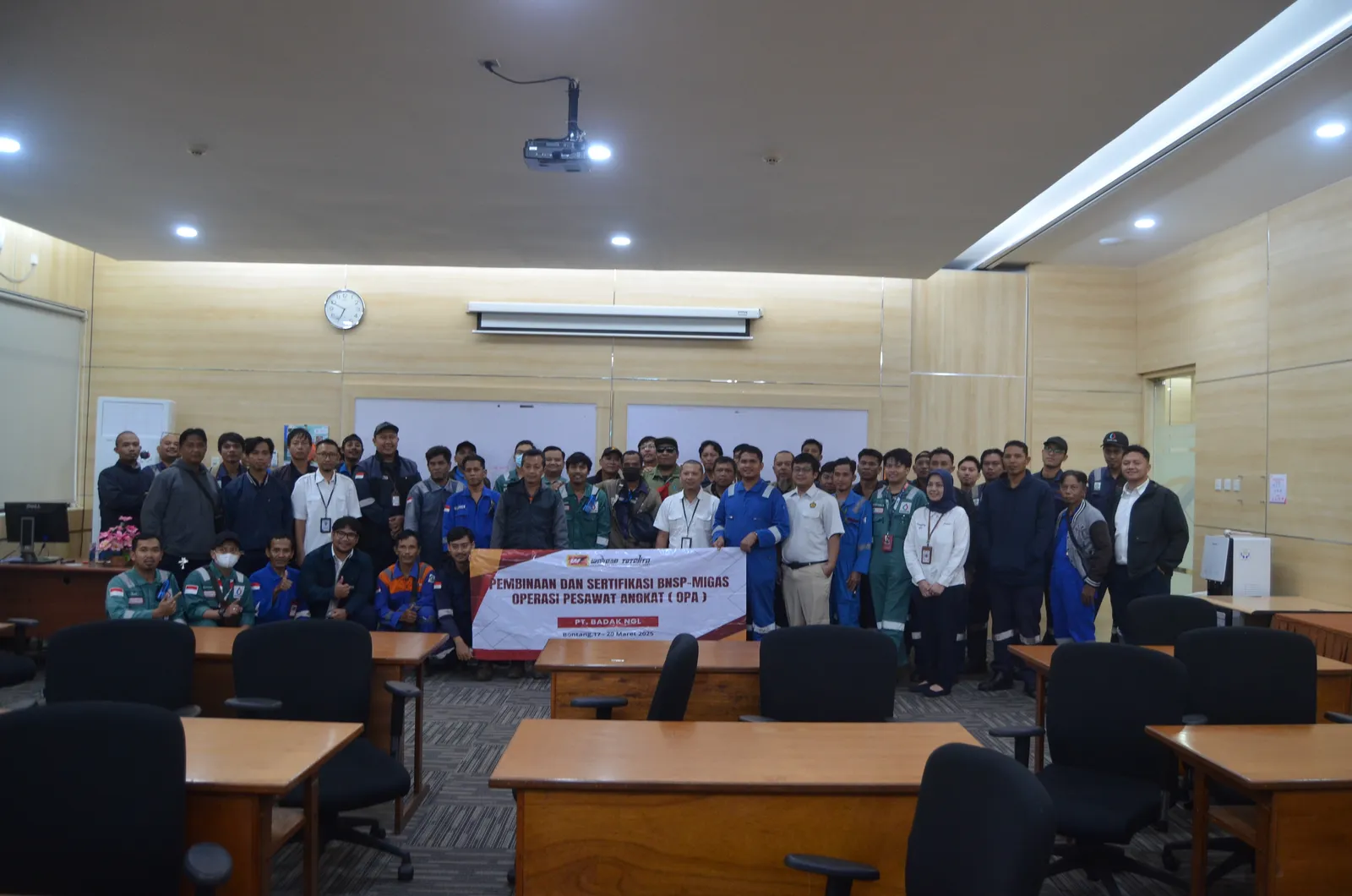 Dokumentasi foto bersama peserta pelatihan sertifikasi K3 di kelas (Dokumentasi 1) - Pelatihan K3 Sistem Manajemen Energi Dan Keselamatan Kelistrikan Pabrik