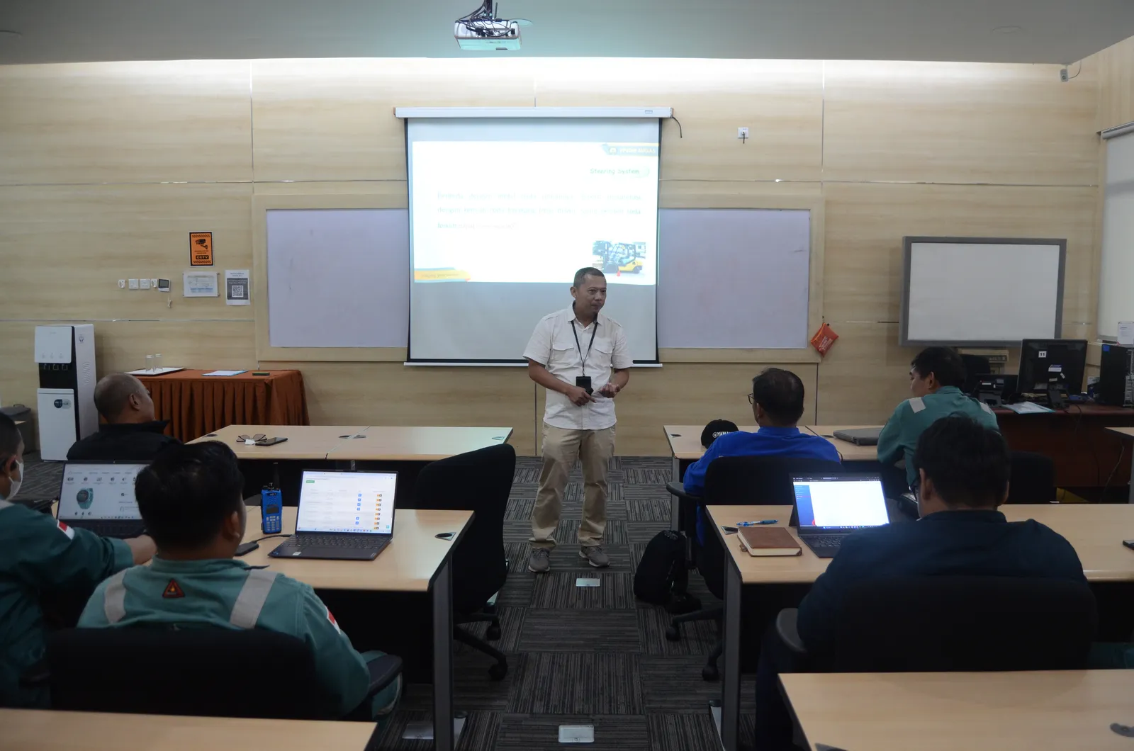 Instruktur K3 memandu pemaparan modul dan regulasi di hadapan peserta (Dokumentasi 11) - Pelatihan K3 Instalasi Pipa Gas Medis & Tabung Oksigen Rumah Sakit